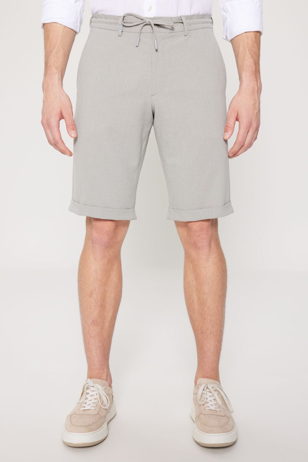 Men's gray slim fit narrow cut waist -tied wafer waist -patterned side pocket shorts