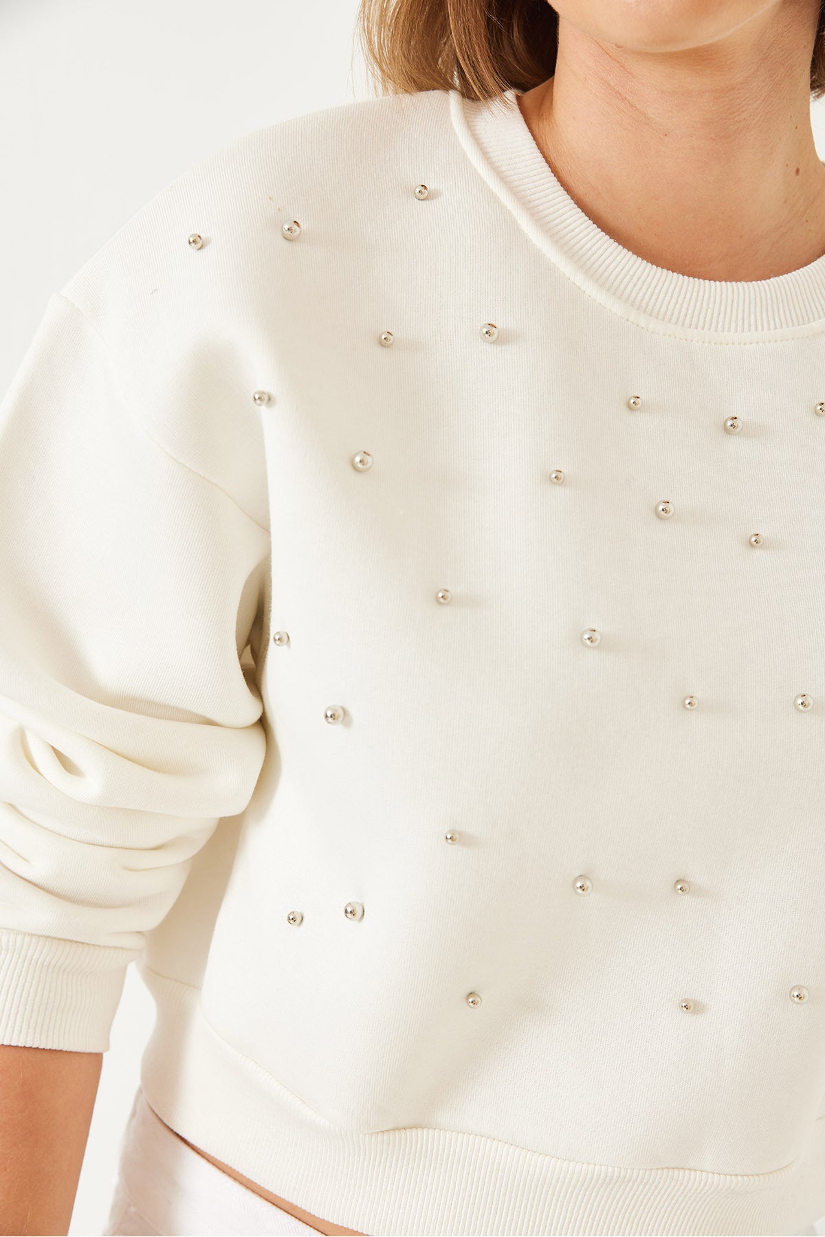 Women's Crew Neck Front Pearl Embroidered Three Thread Raised Sweatshirt 60601041