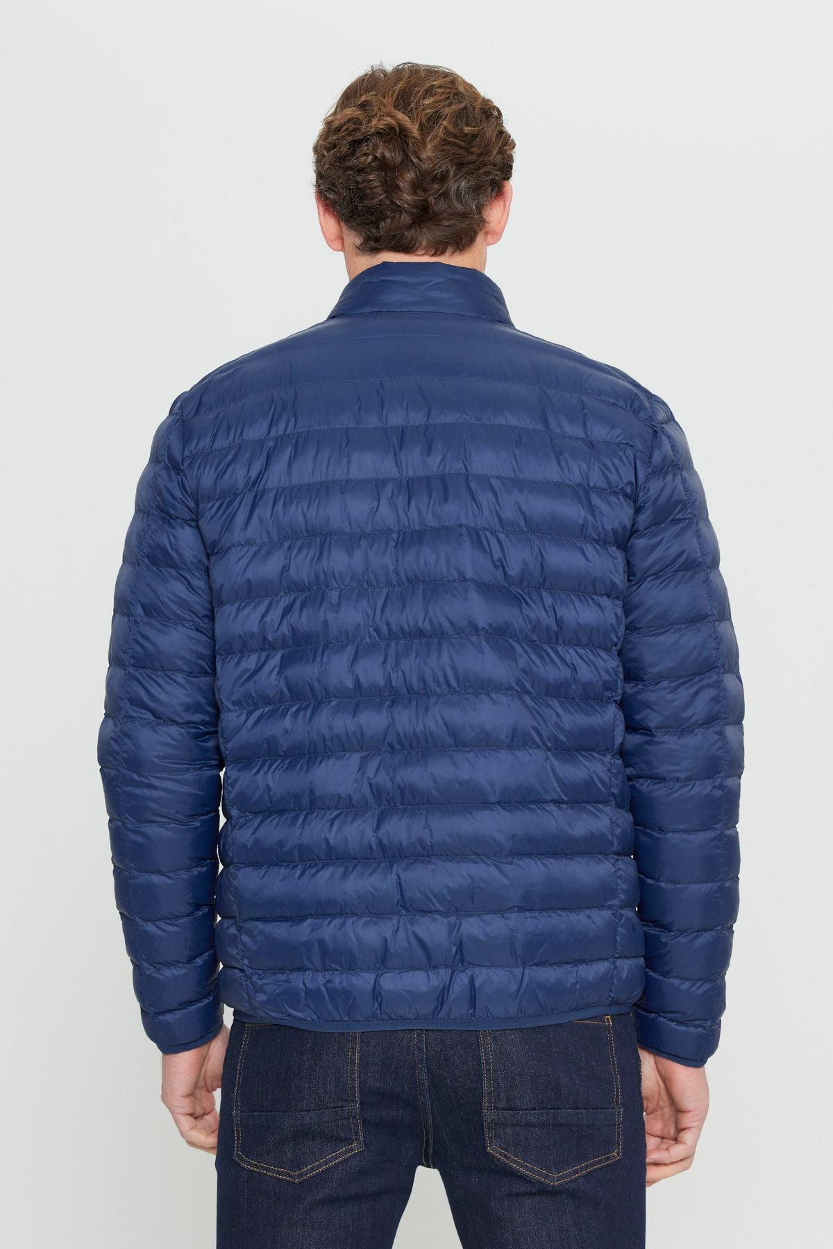Water and windproofing portable bag that keeps hot light fibrous filling inflatable male coat