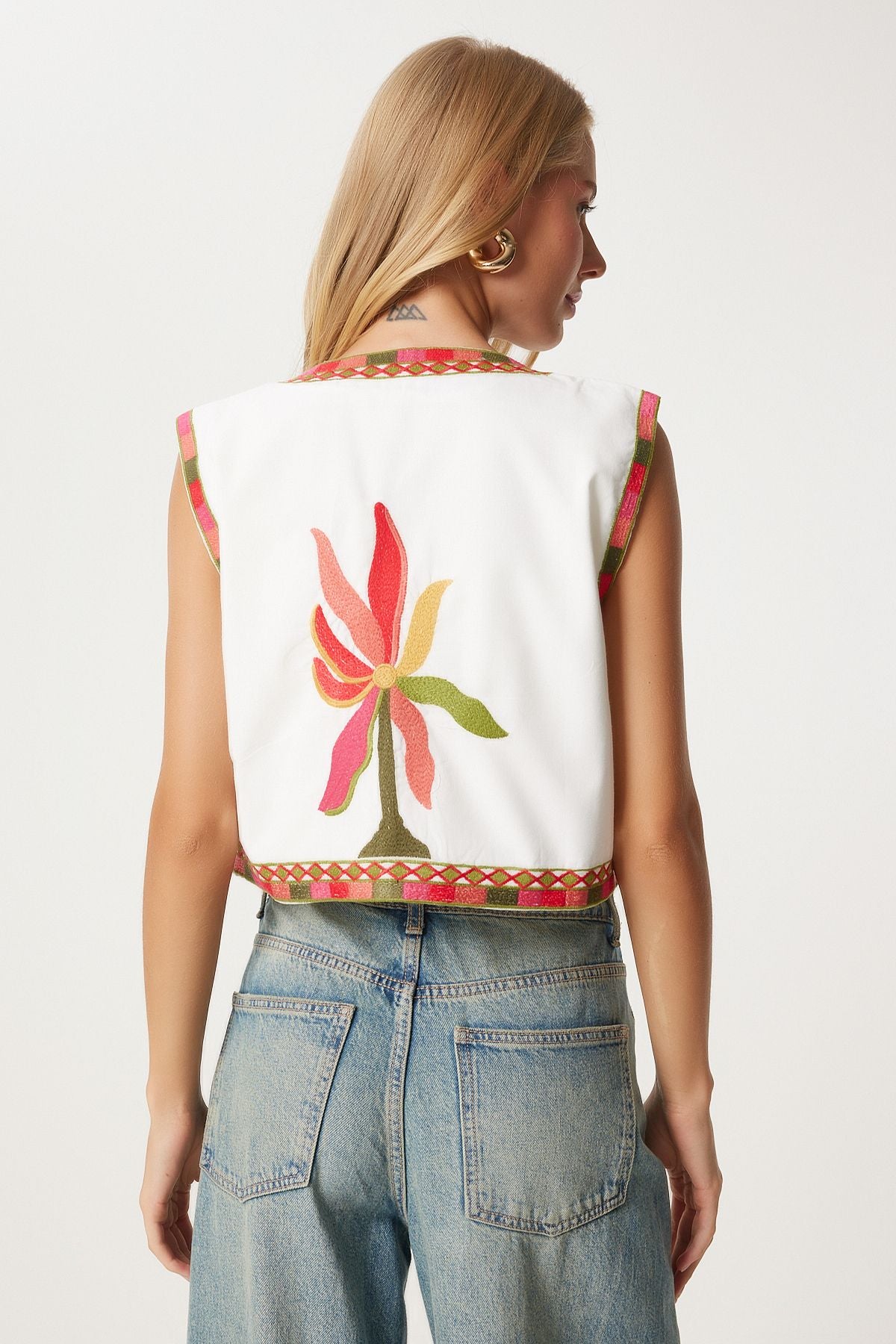 Woman Ekru Red Embroidery Detailed Crop Kinen Vest QS00001