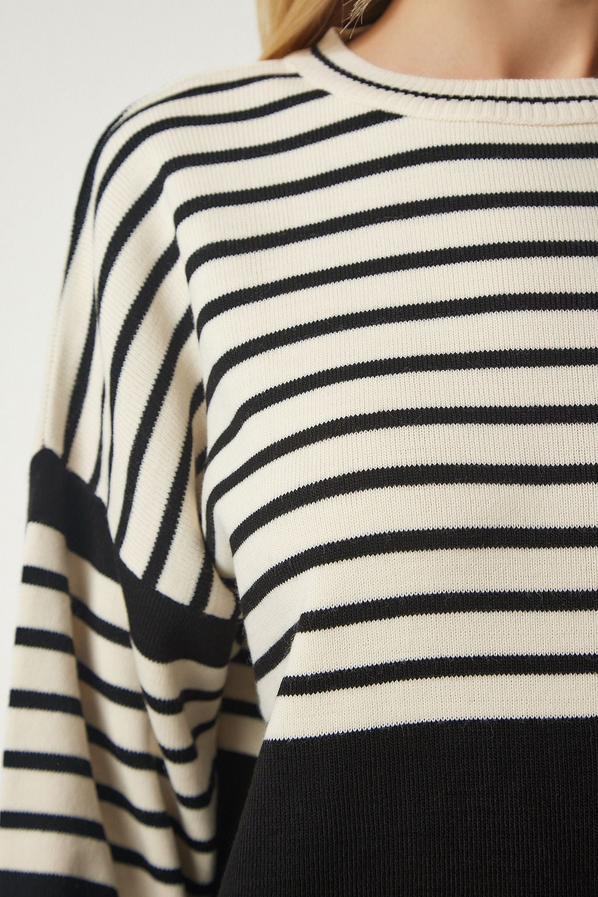 Female black striped sweater skirt knitwear set ki00104