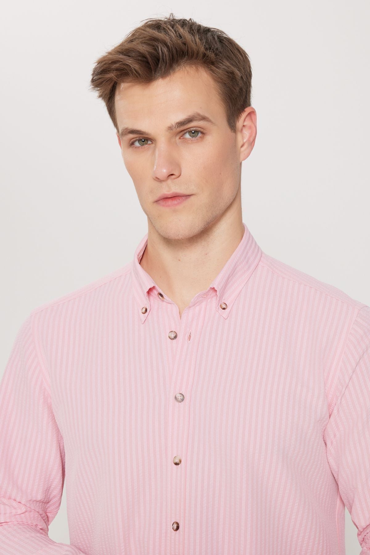 Men's pink wrinkle oxford wafer patterned slim fit narrow cut buttoned collar flexible shirt