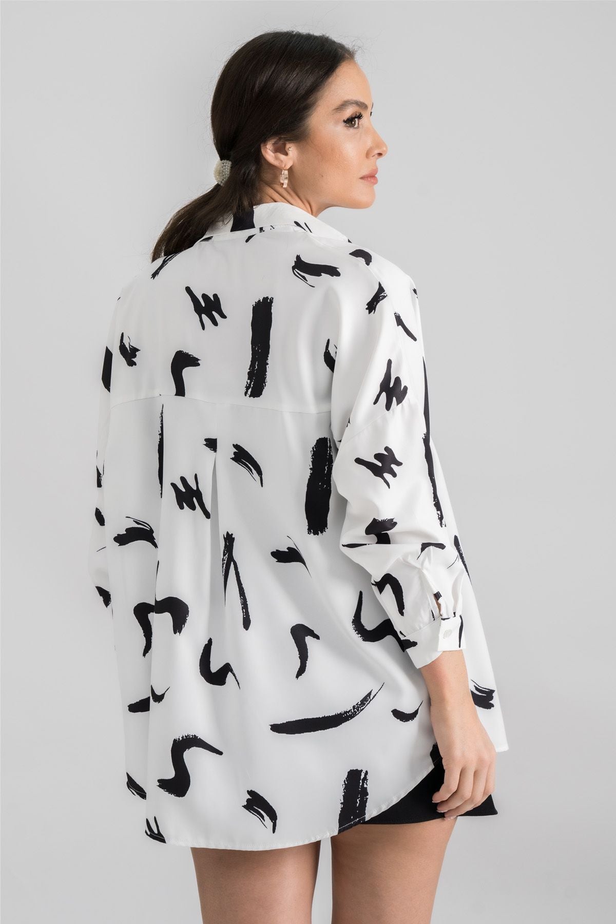 Woman Black-and-White Patterned Oversize Long Basic Shirt ARM-221148