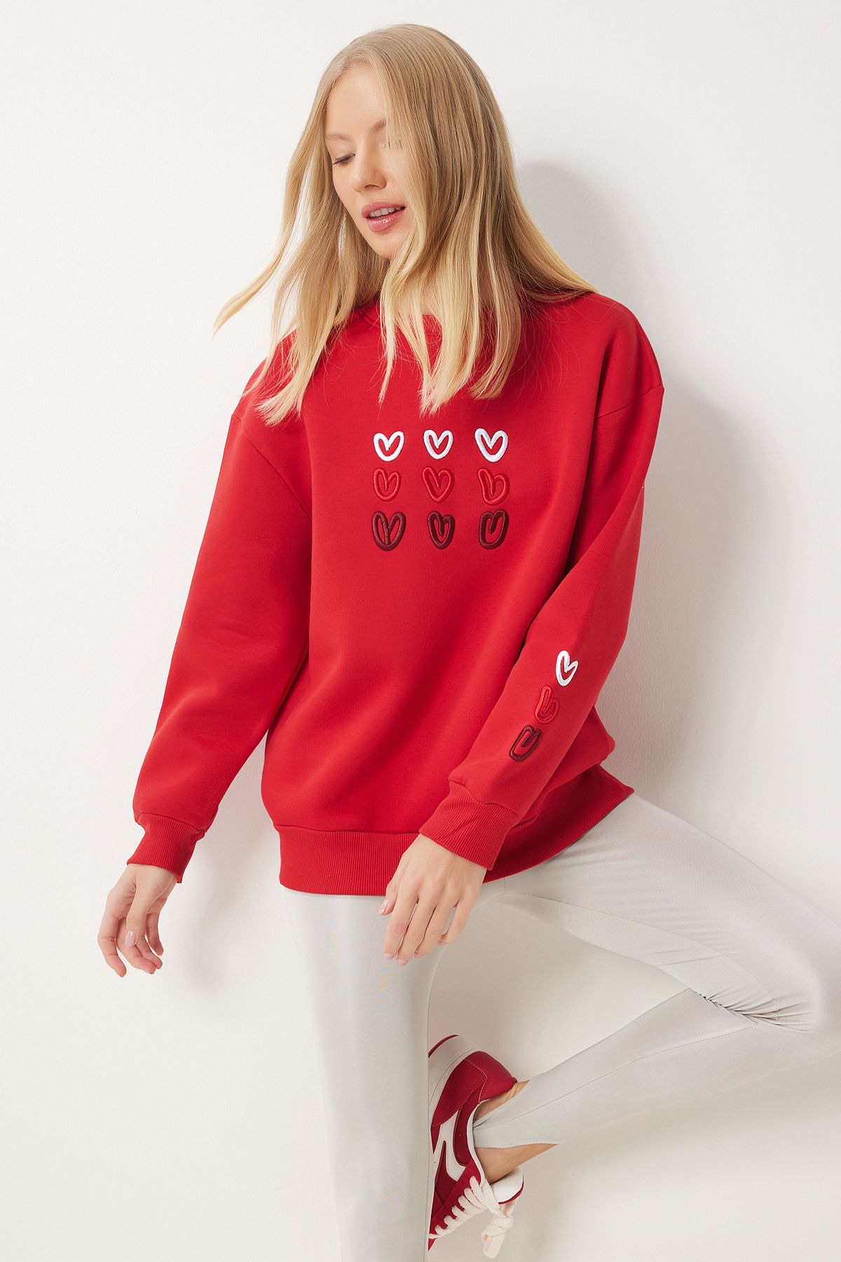 Woman Red Heart Embroidered Sweatshirt OW00004