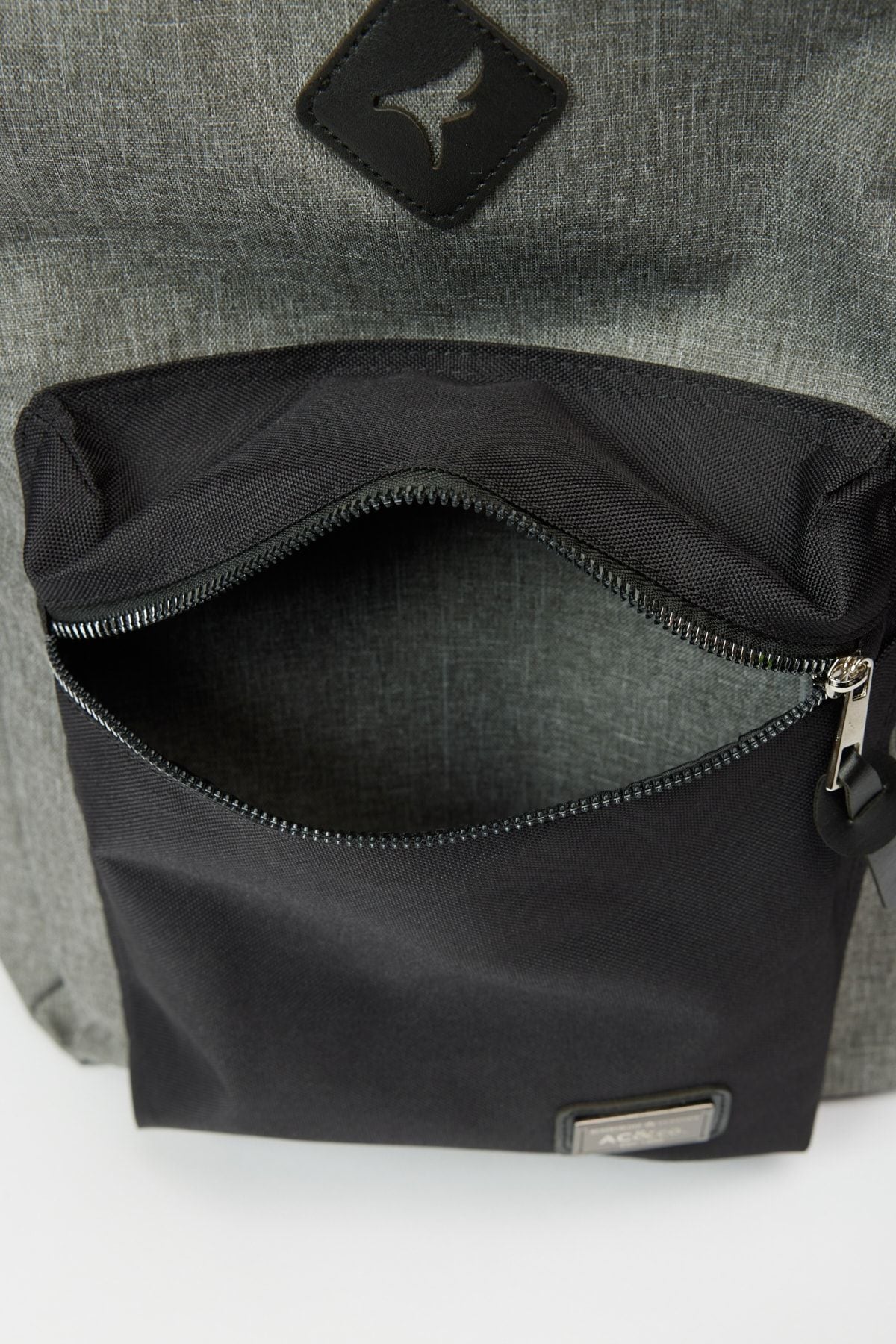 Men's gray-black logo laptop compartment sports school-sink bag