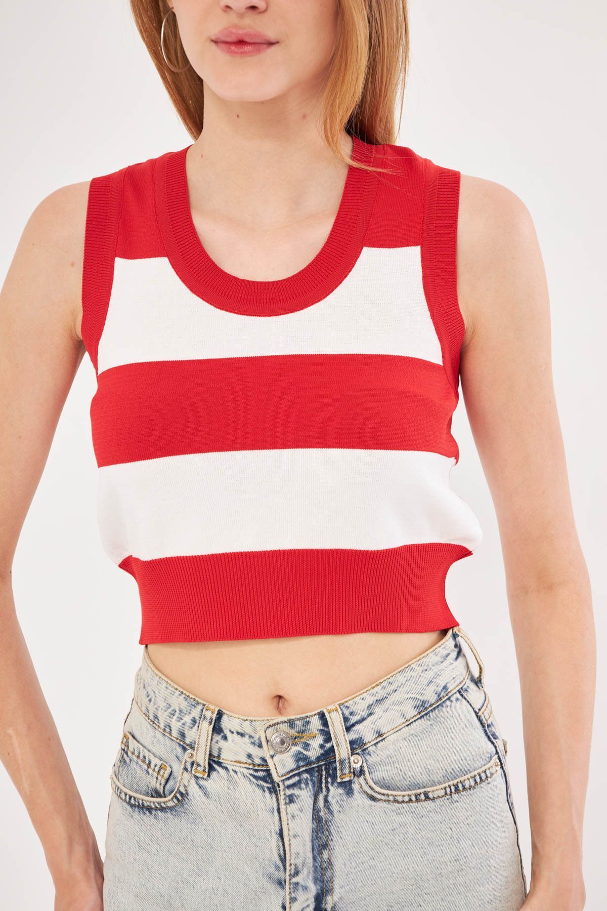 Woman Red Sleeveless Striped Two Color Round Trich Blouse ARM-24Y134016