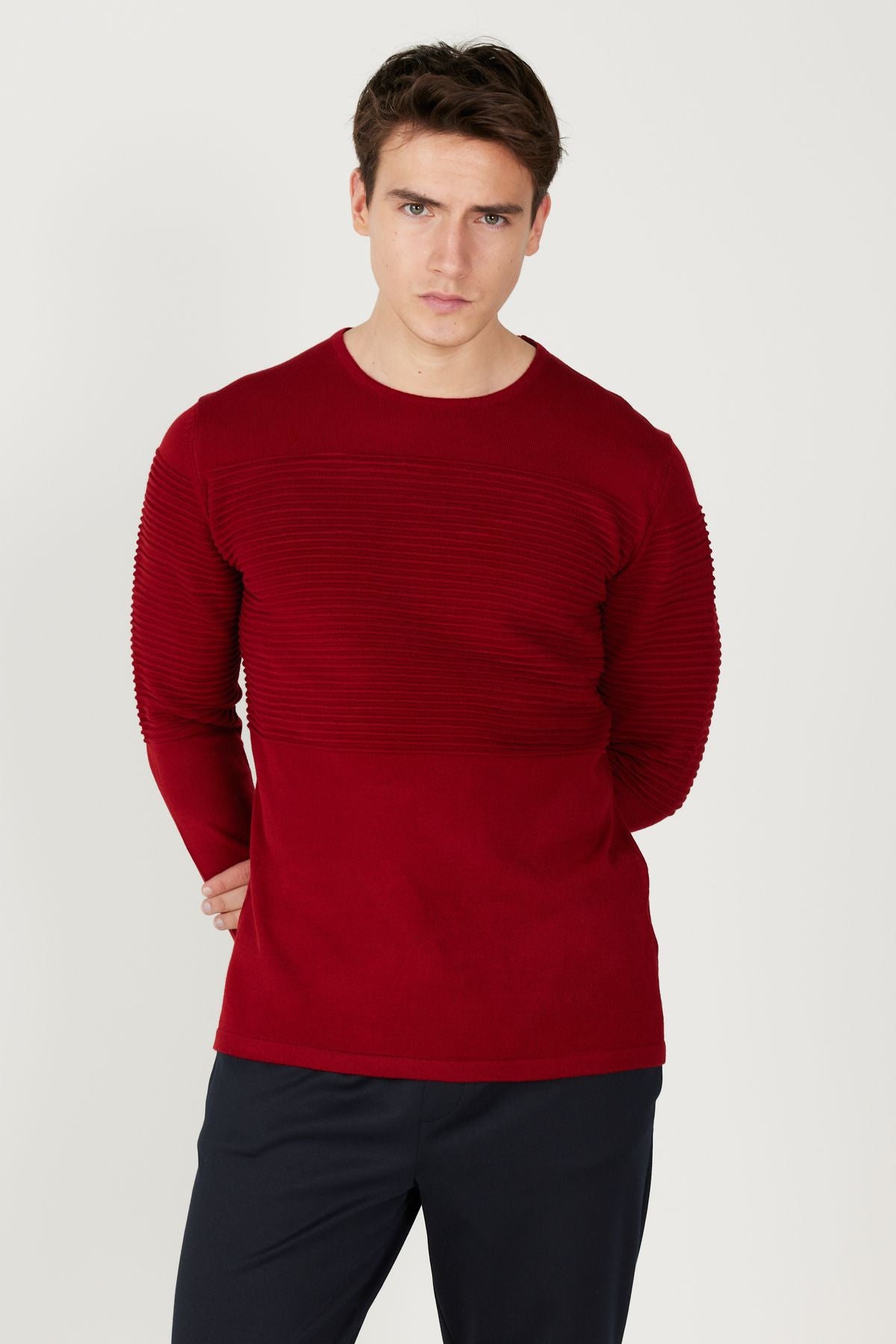 Men's red anti-pilling featured standard fit bicycle collar textured knitwear sweater