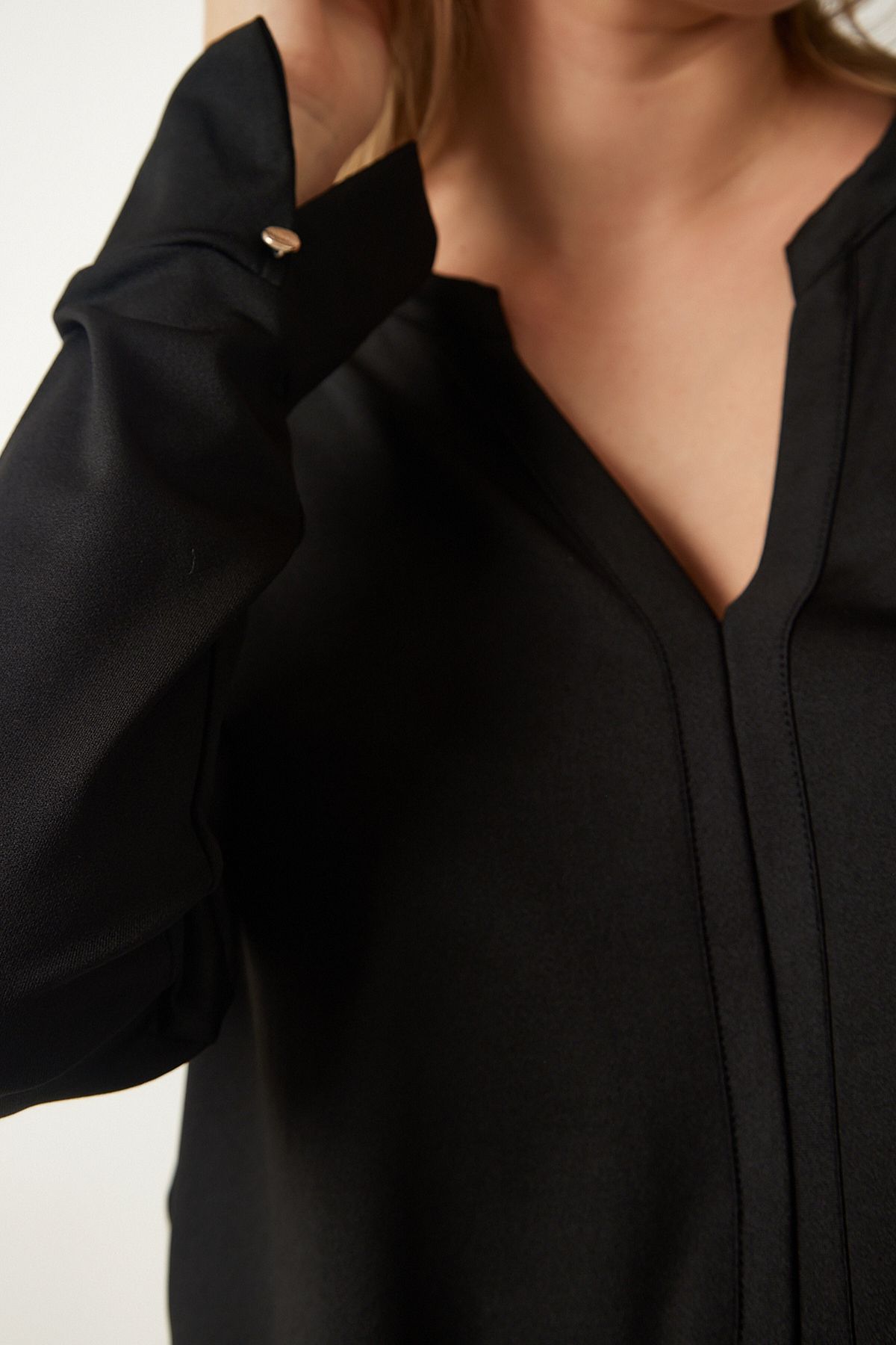 Female black dominant collar knit blouse rx00042