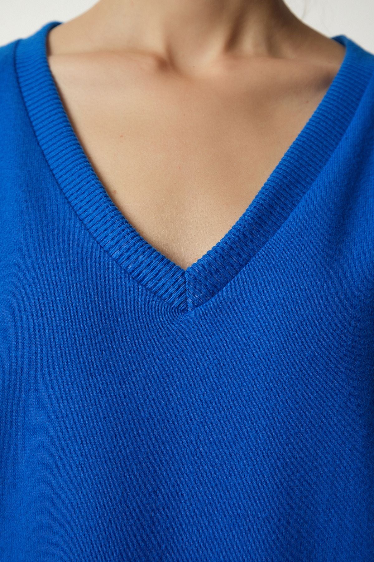 Woman Cobalt Blue V Yaka Yumoş Knitting Sweater UB00197