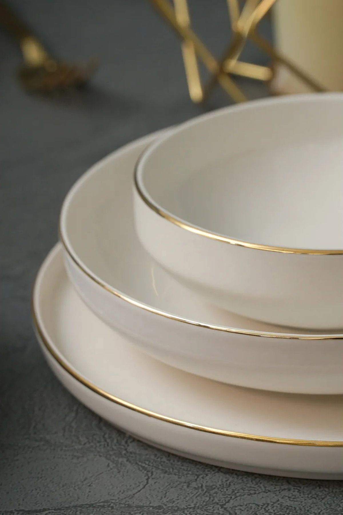 Dream Gold Gilding 18 Piece 6 Person Porcelain Dinner Set Broken White