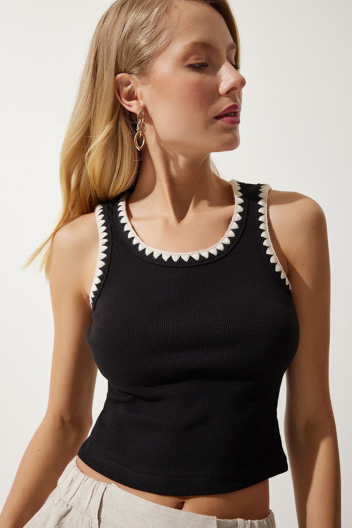 Female black processing detailed Crop knitted blouse HF00451