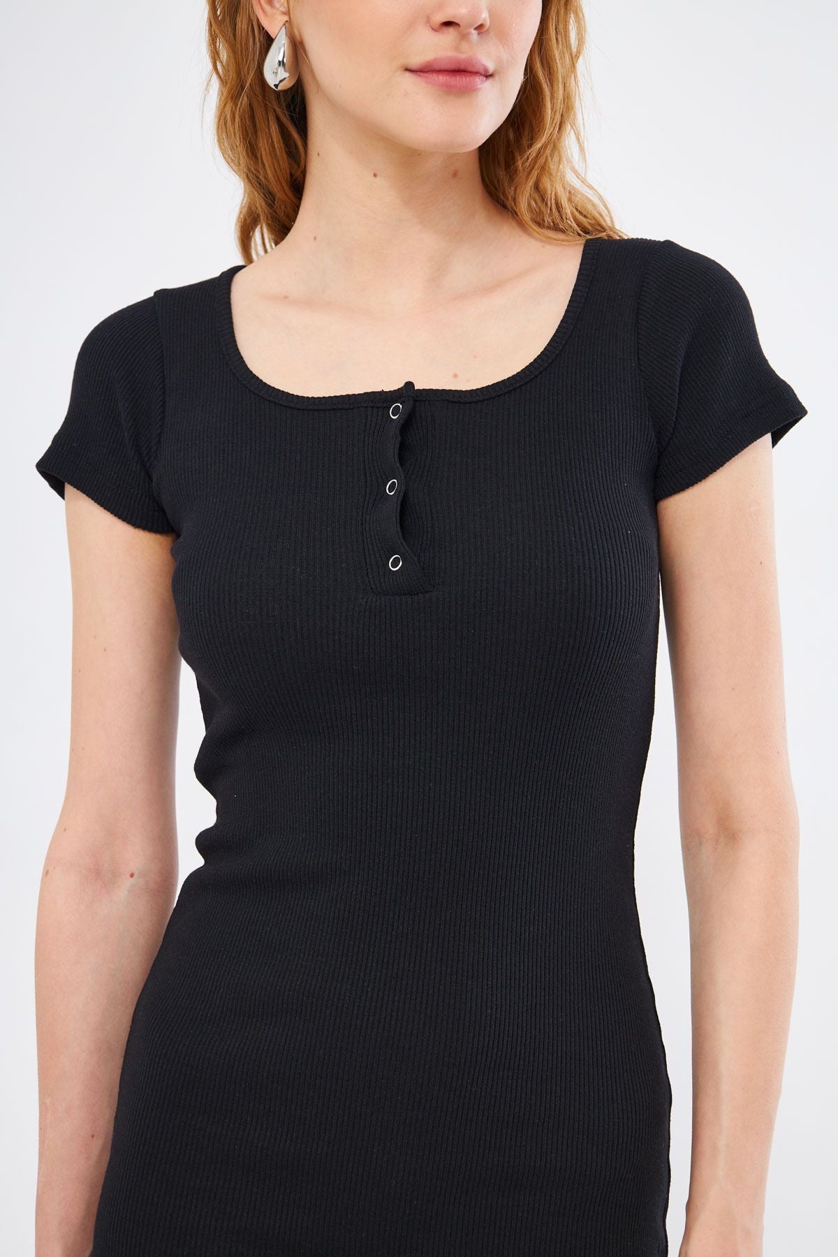 Woman Black Sitting on the Body Short Sleeve Dress ARM-24Y133011