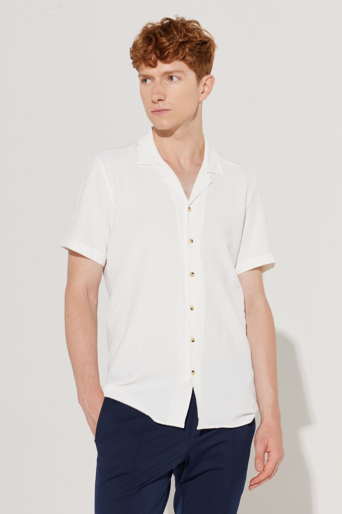 Men's white slim fit narrow cut classic collar short sleeve shirt