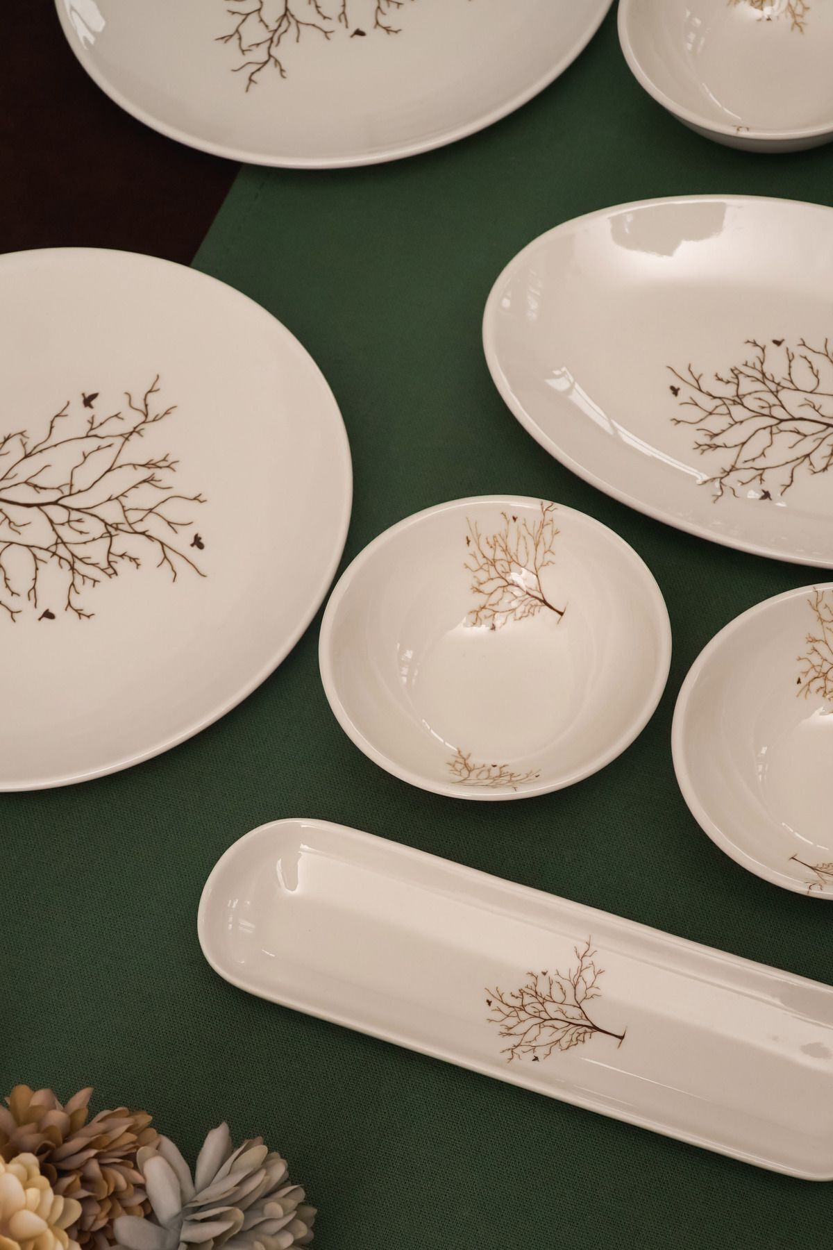 Life Tree 16 Piece 6 Person Porcelain Breakfast Set