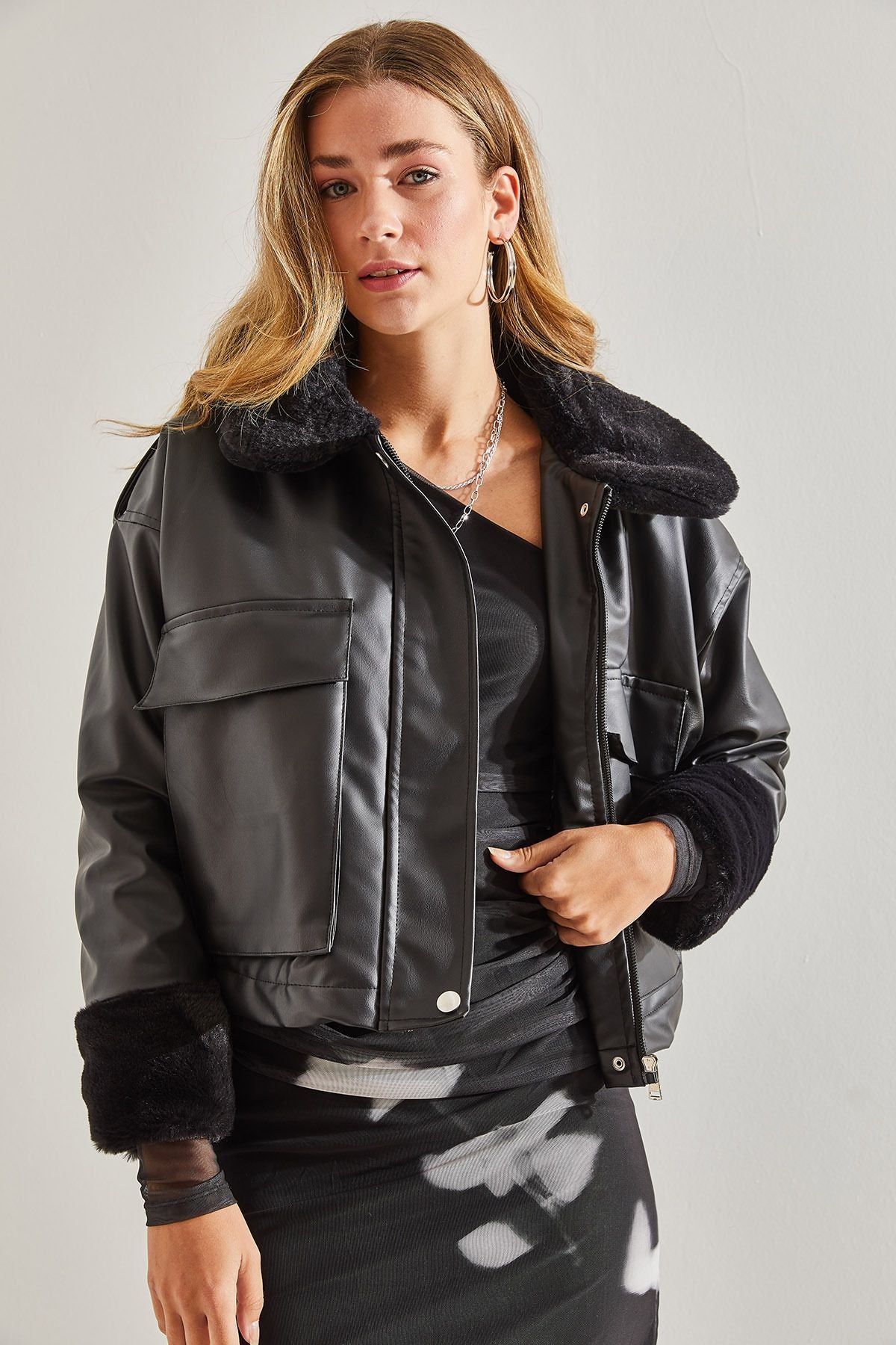 Female bellows pocket leather coat