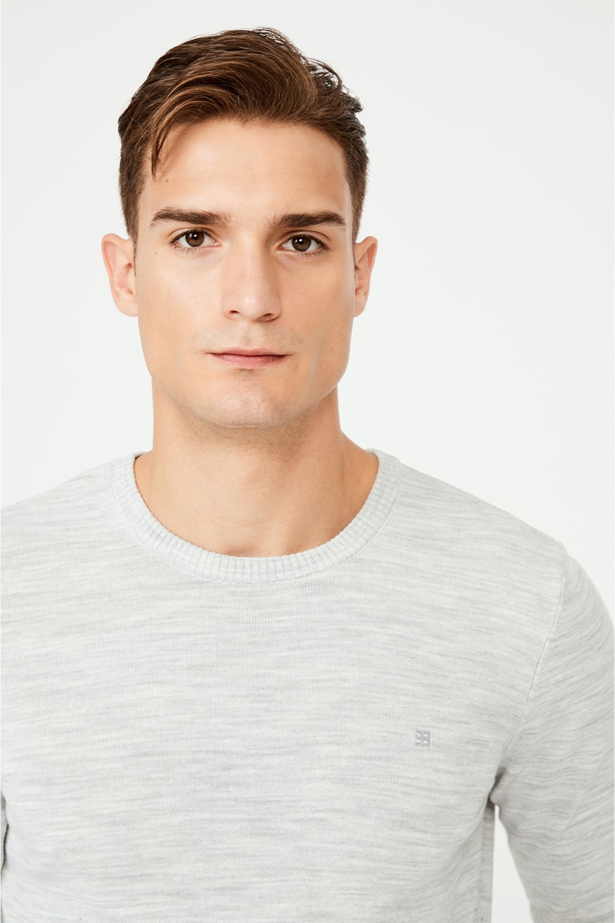 Men's light gray bike collar -free knitwear sweater E005000
