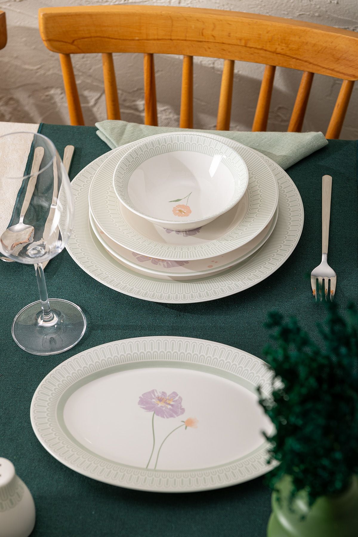 New Bone Poppy 28 Piece 6 Person Round Dinner Set