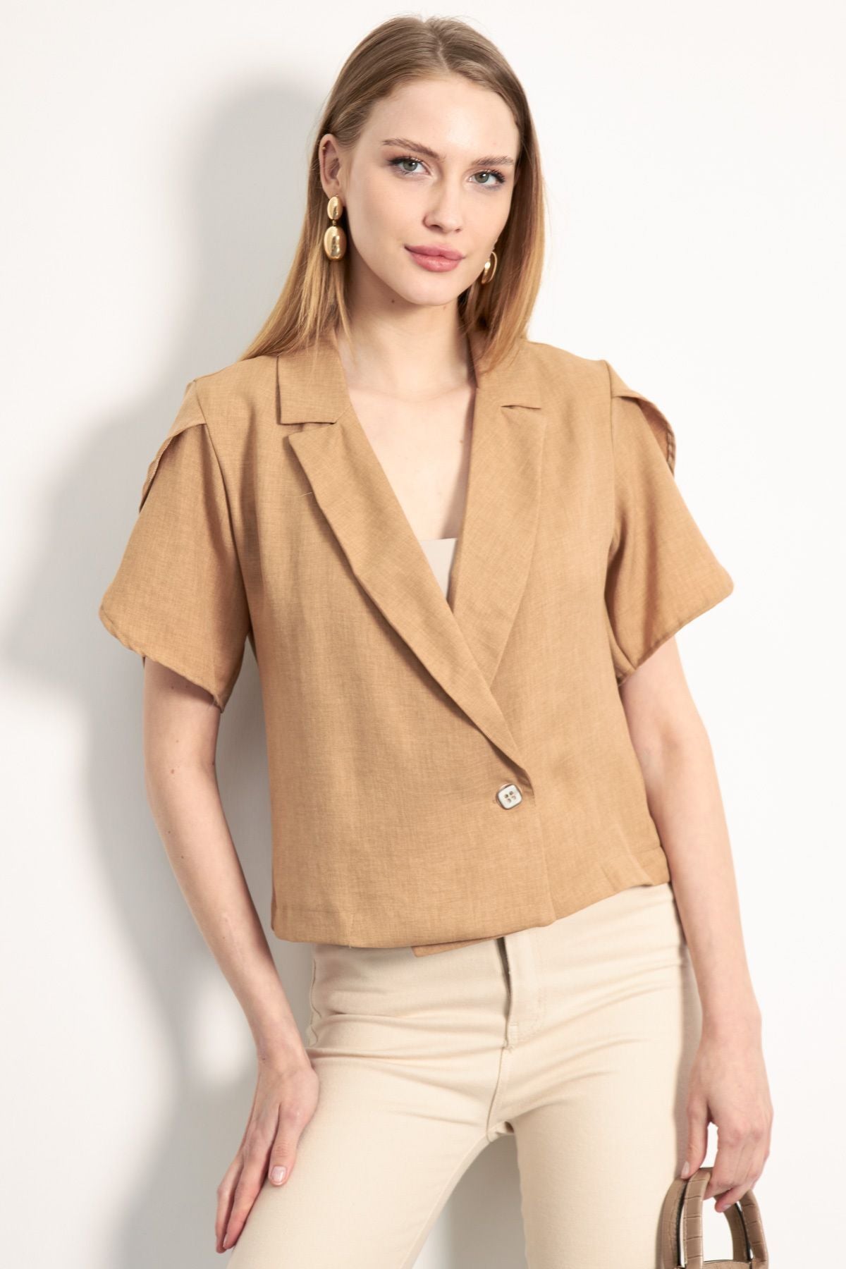 WOMEN'S CAMEL ARM SUSTMAC DETAILED CROP SHORT SOLD JACKET ARM-24Y001048