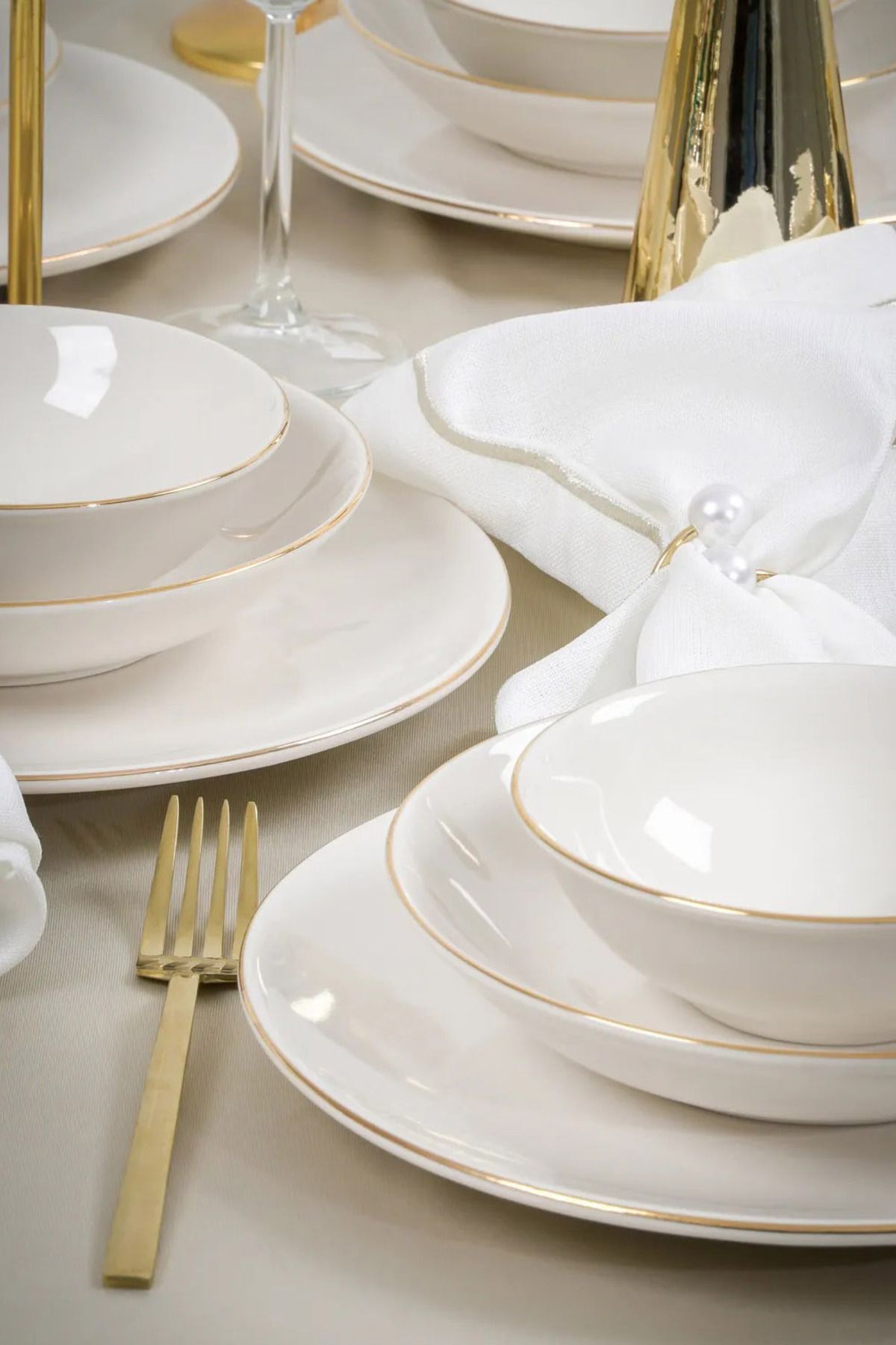 Dream Gold Gilding 18 Piece 6 Perons Porcelain Dinner Set Broken White