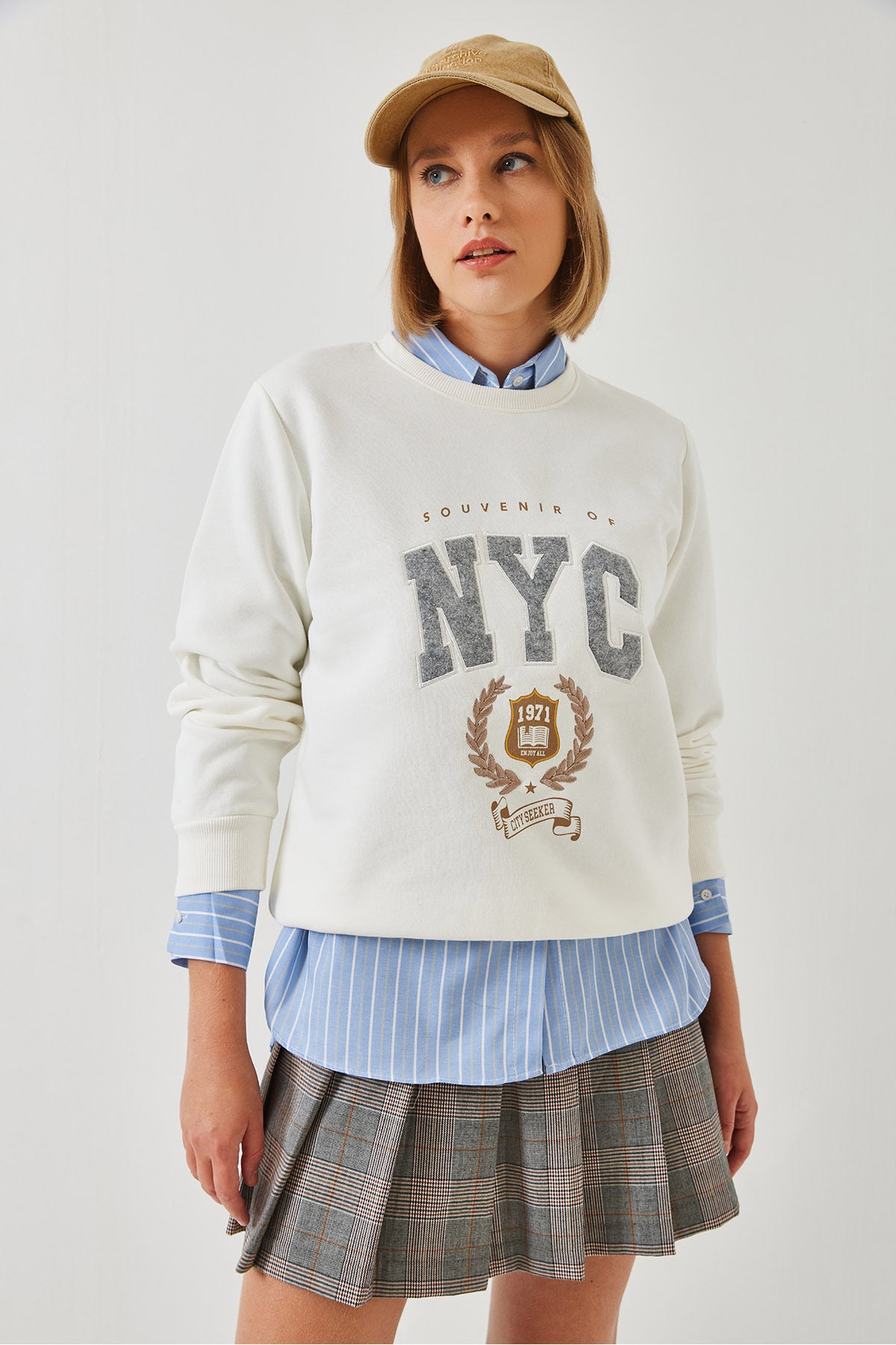 Women's Three Thread Raised Embroidered Sweatshirt 6476 60261023