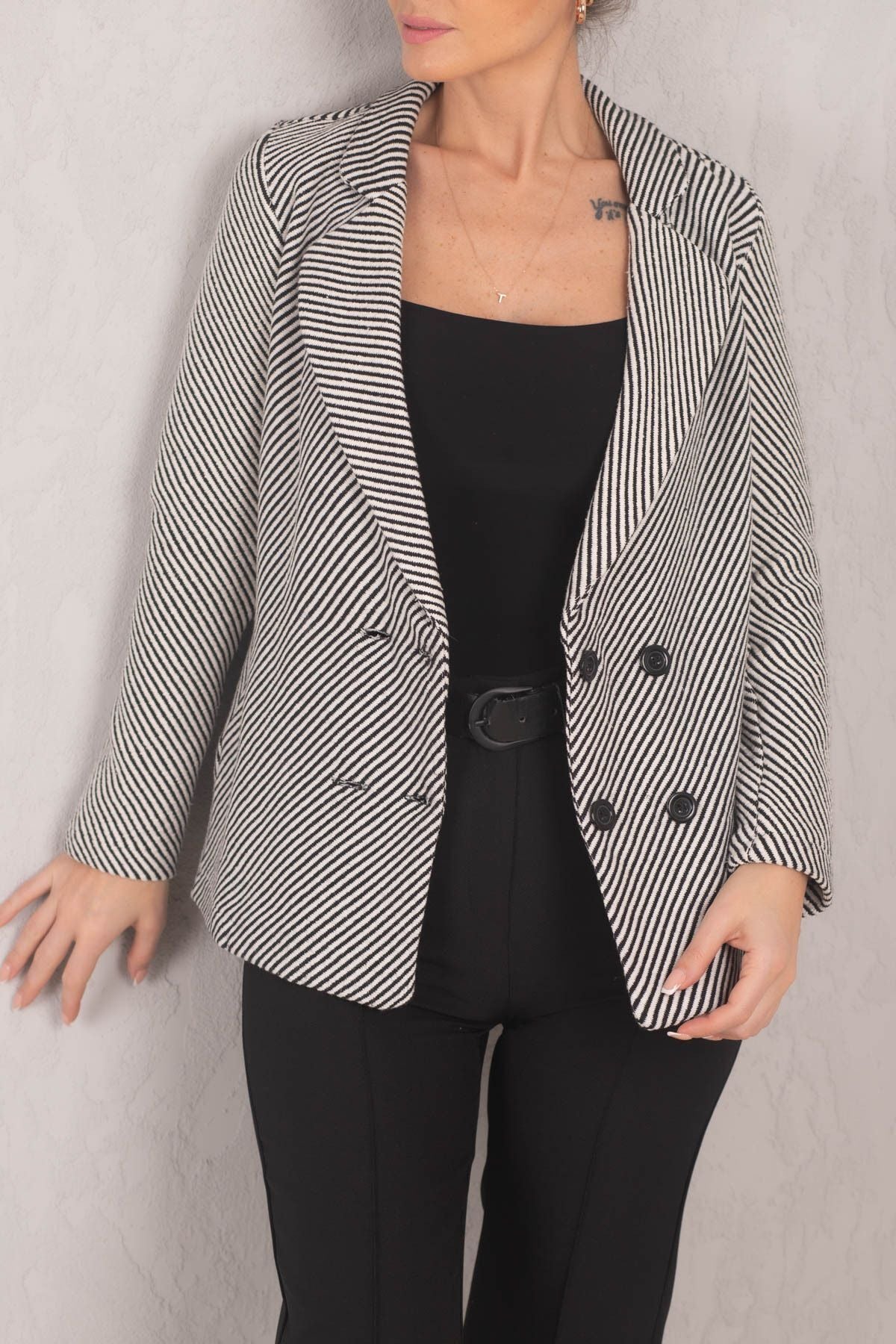 Four button with black-and-white line patterned stamp jacket ARM-24K001037