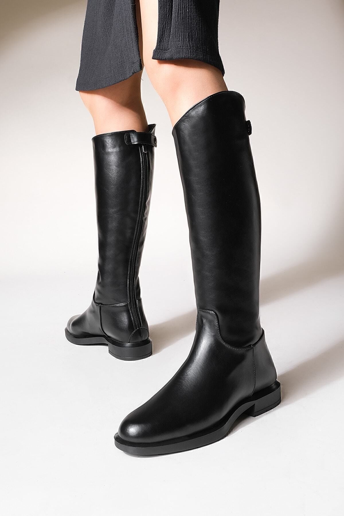 Women's Daily Boots Milana Black with zipper from behind.