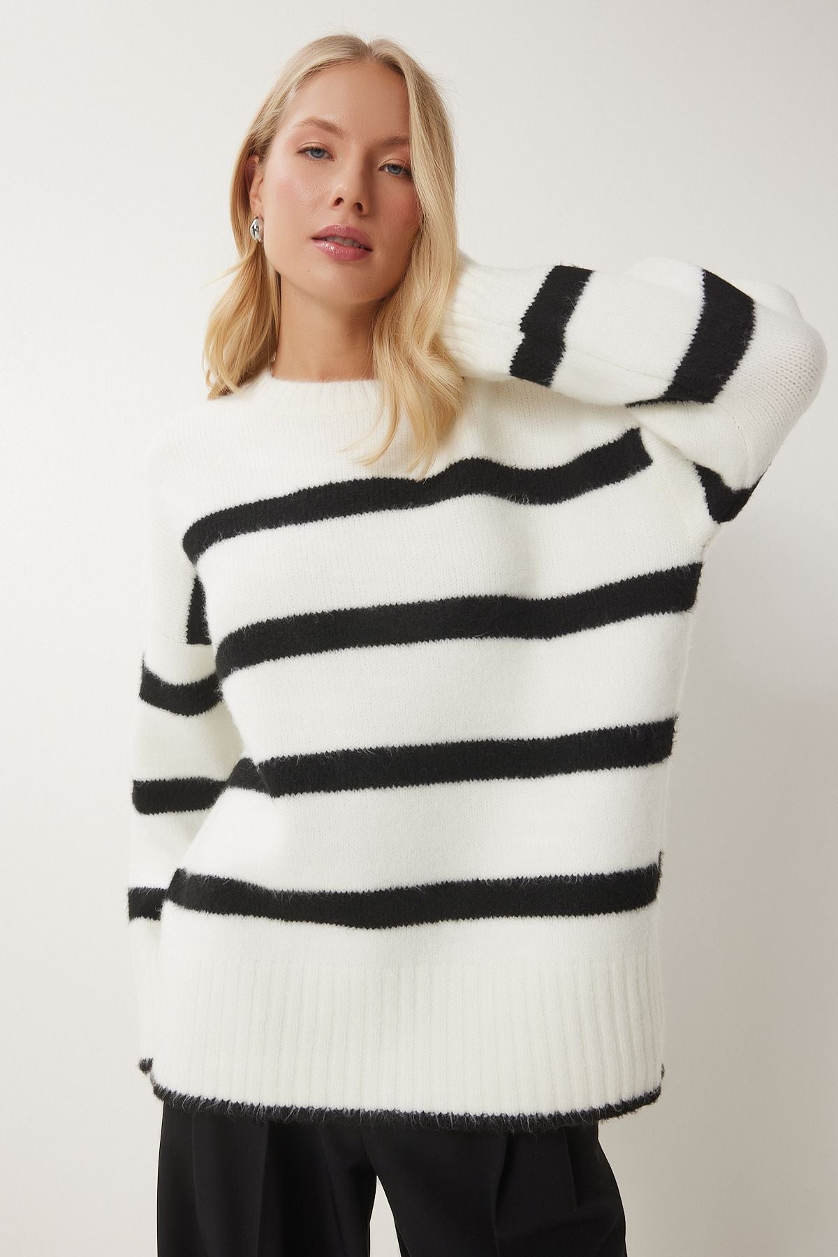 Woman Ecru Black Bicycle Neckline Triko Sweater PF00107