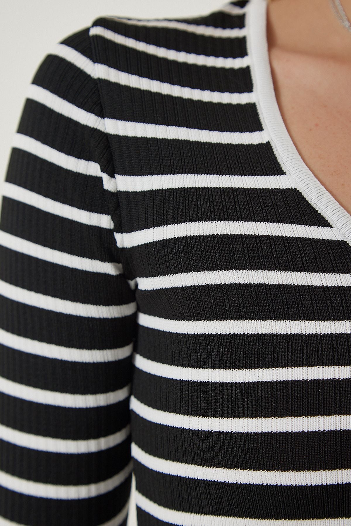 Female black striped wick Crop knitwear blouse PF00067