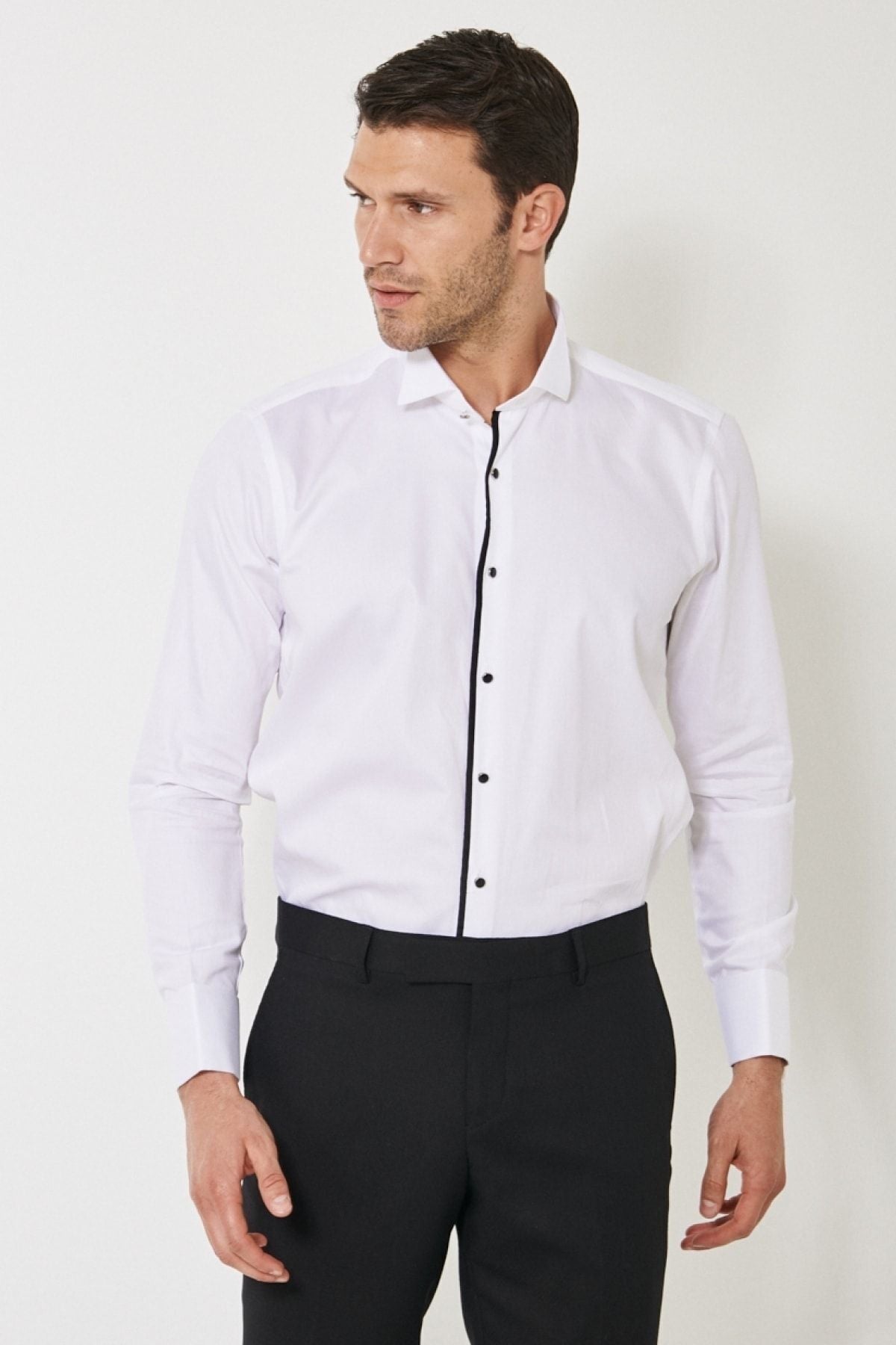 Men's white-black slim fit narrow cut 100 %cotton horse collar shirt