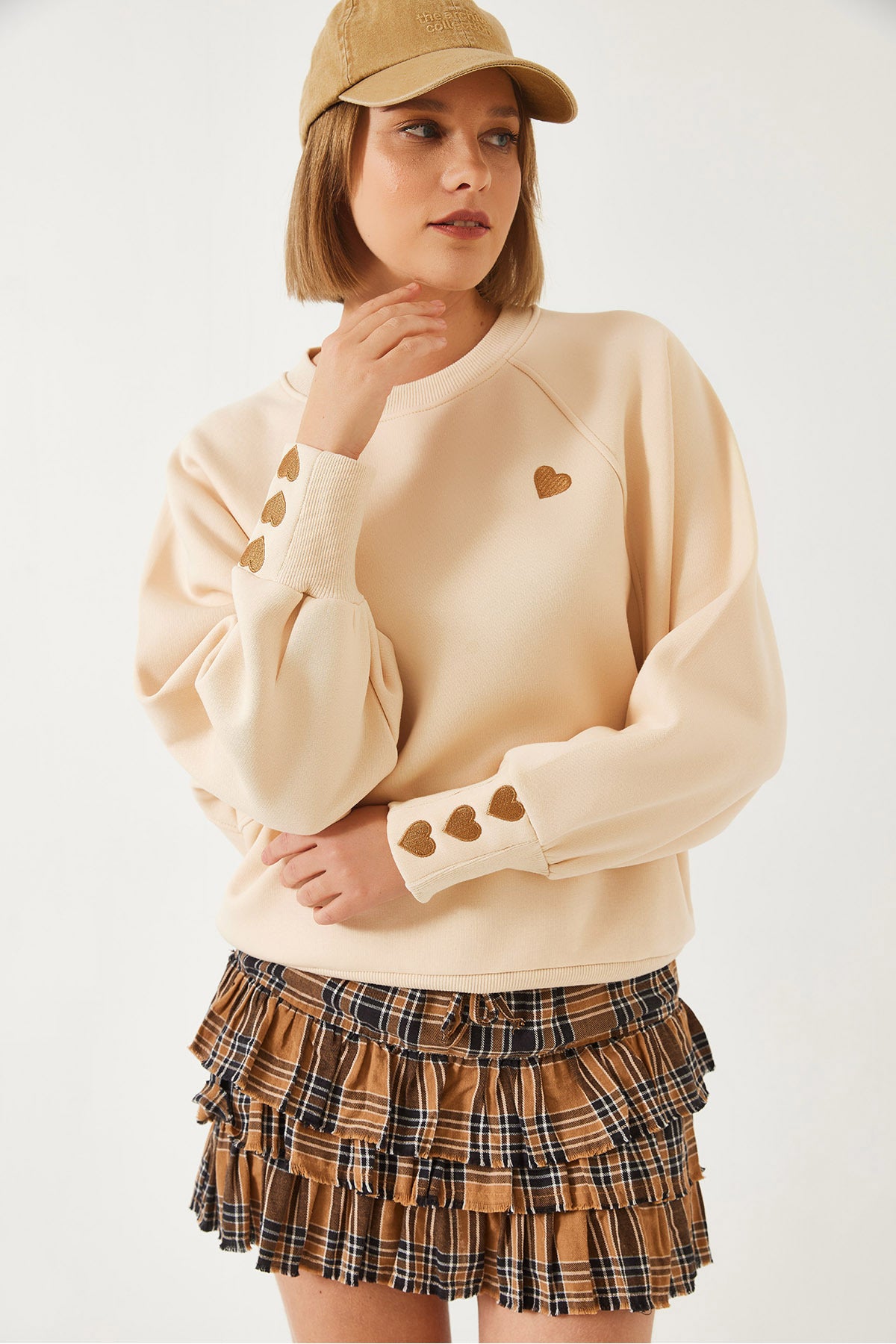 Women's Crew Neck Heart Embroidered Three Thread Raised Sweatshirt 60251933