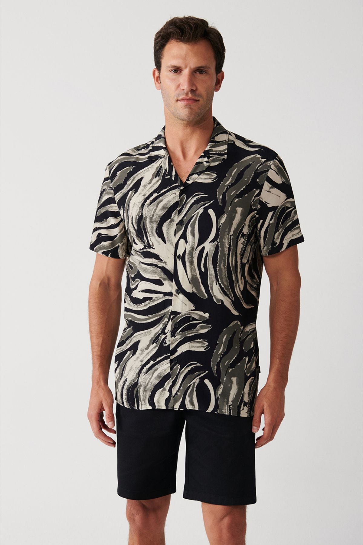 Men's black viscose Cuba collar leopard patterned short sleeve shirt A31y2195