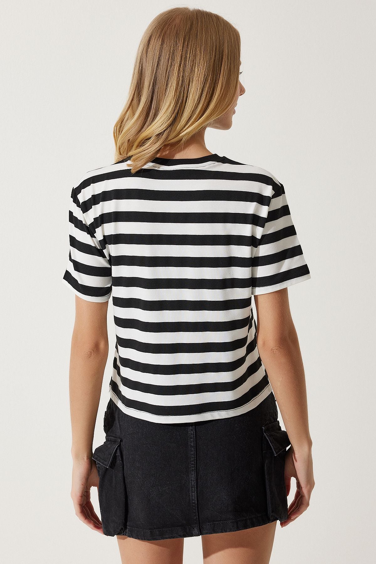 Woman Black and White Printed Striped Knitting T-Shirt AN00181