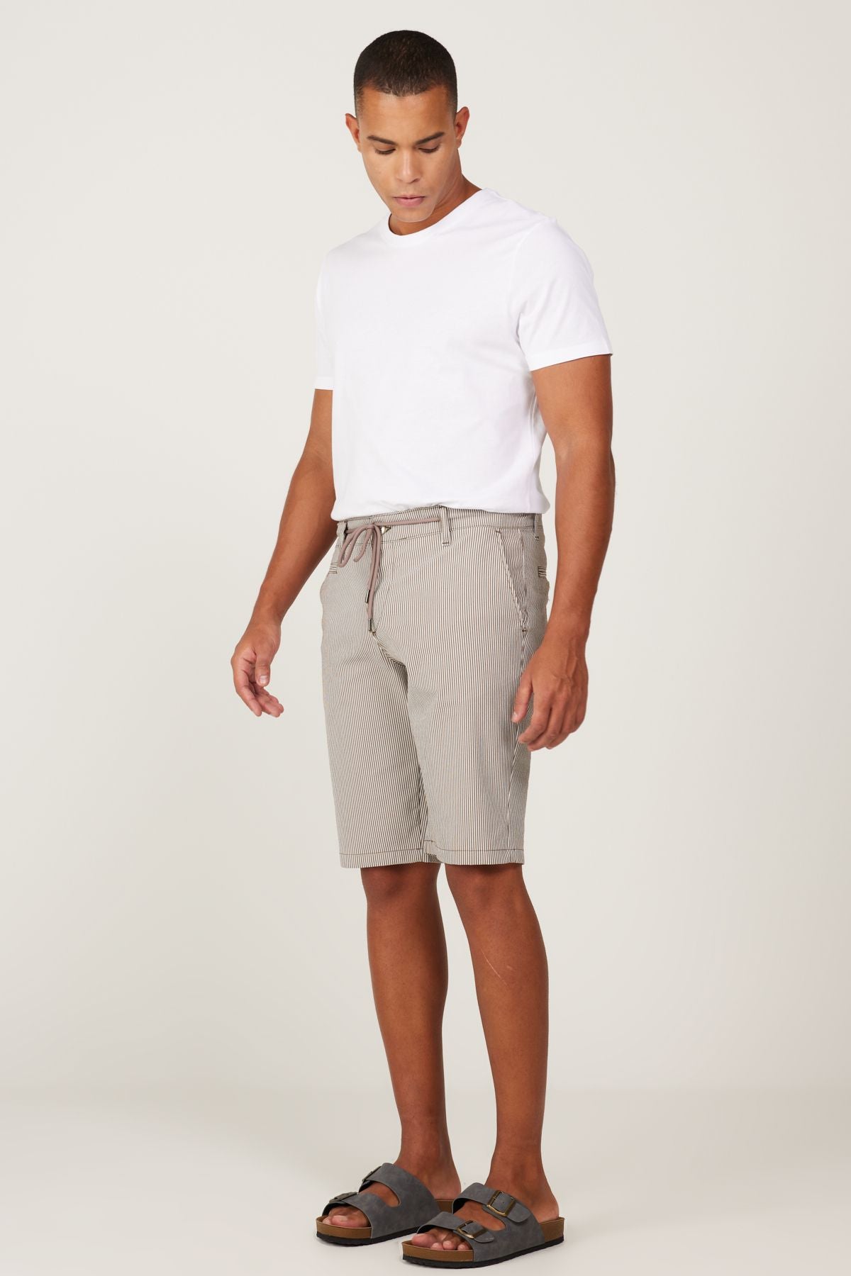 Slim fit narrow cut side pocket tied -up travel shorts