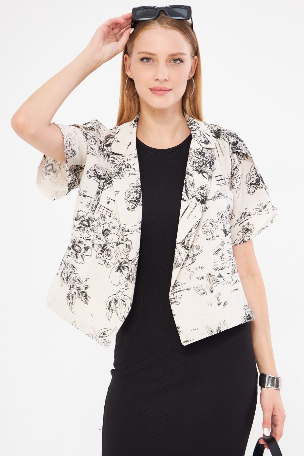 WOMEN'S BLACK-FLOAD LINTED PATTERN PATTERN Handle Slit Crop Short Sleeve Jacket ARM-24Y001095