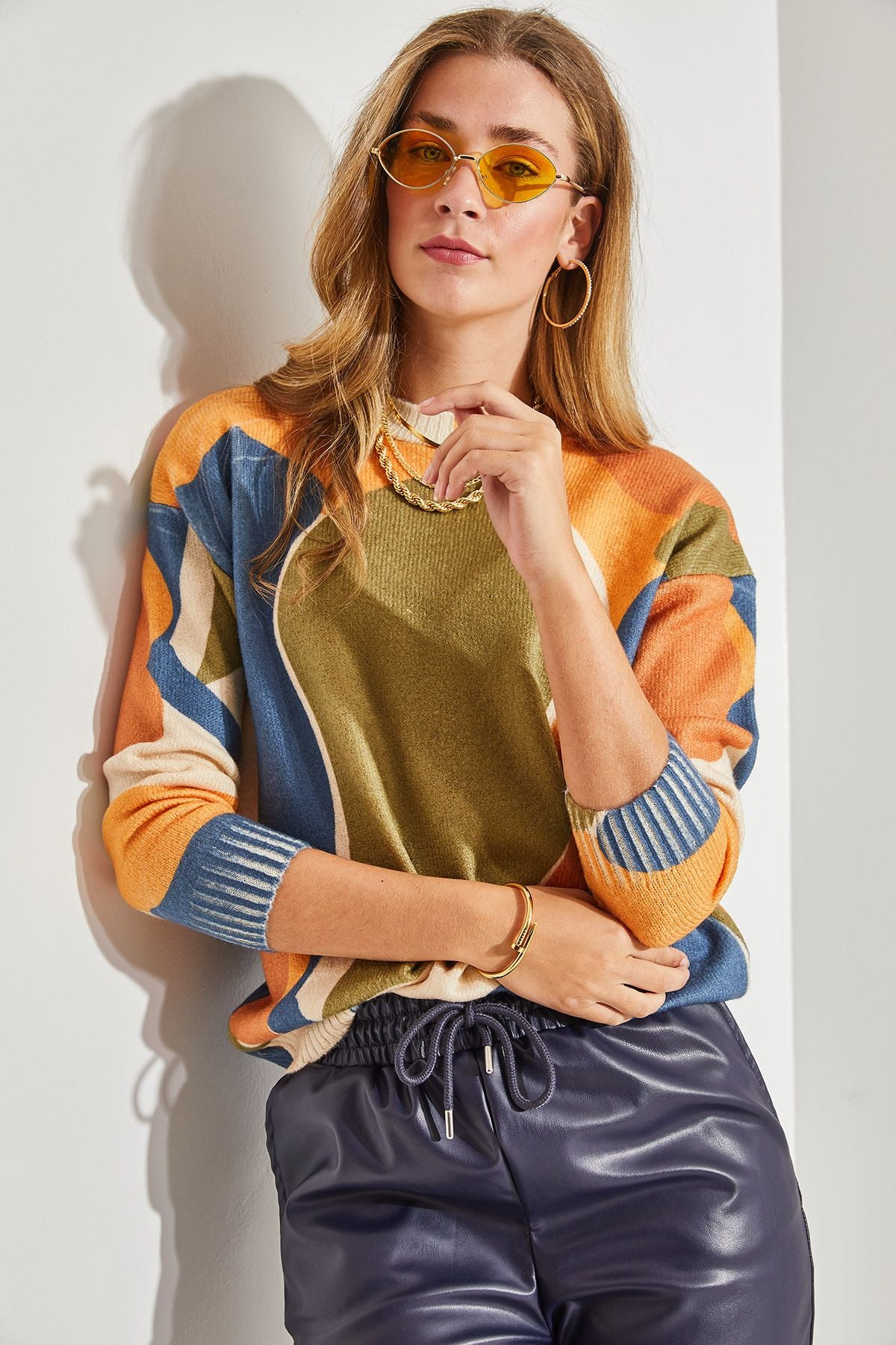 Woman fragmented knitwear sweater