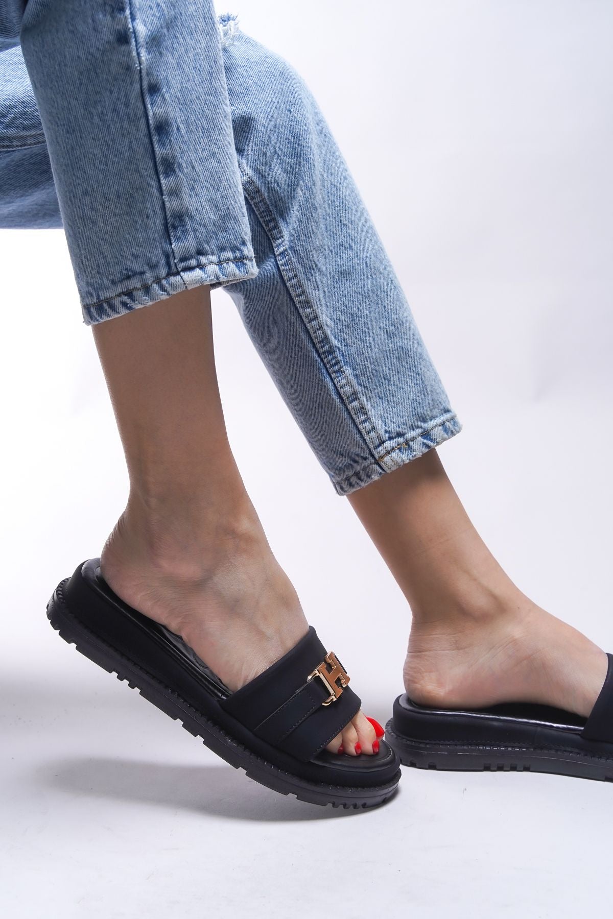 Kazigneil Woman Slippers 0012600 Black