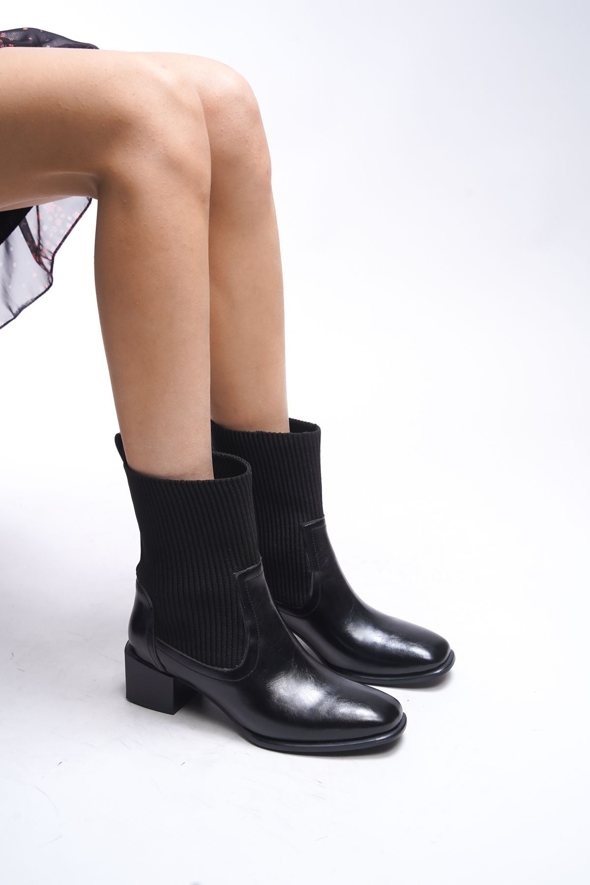 Raecnui Woman Pointed Nose rubber boat 00126060 Black wrinkle patent patent leather