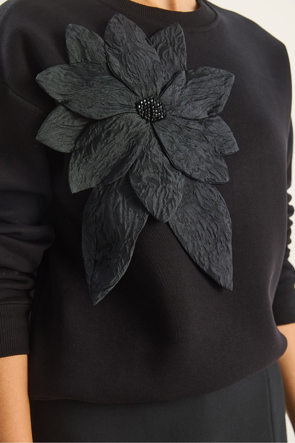 Women's Crew Neck Floral Accessory Three Thread Ribbed Sweatshirt 60601043