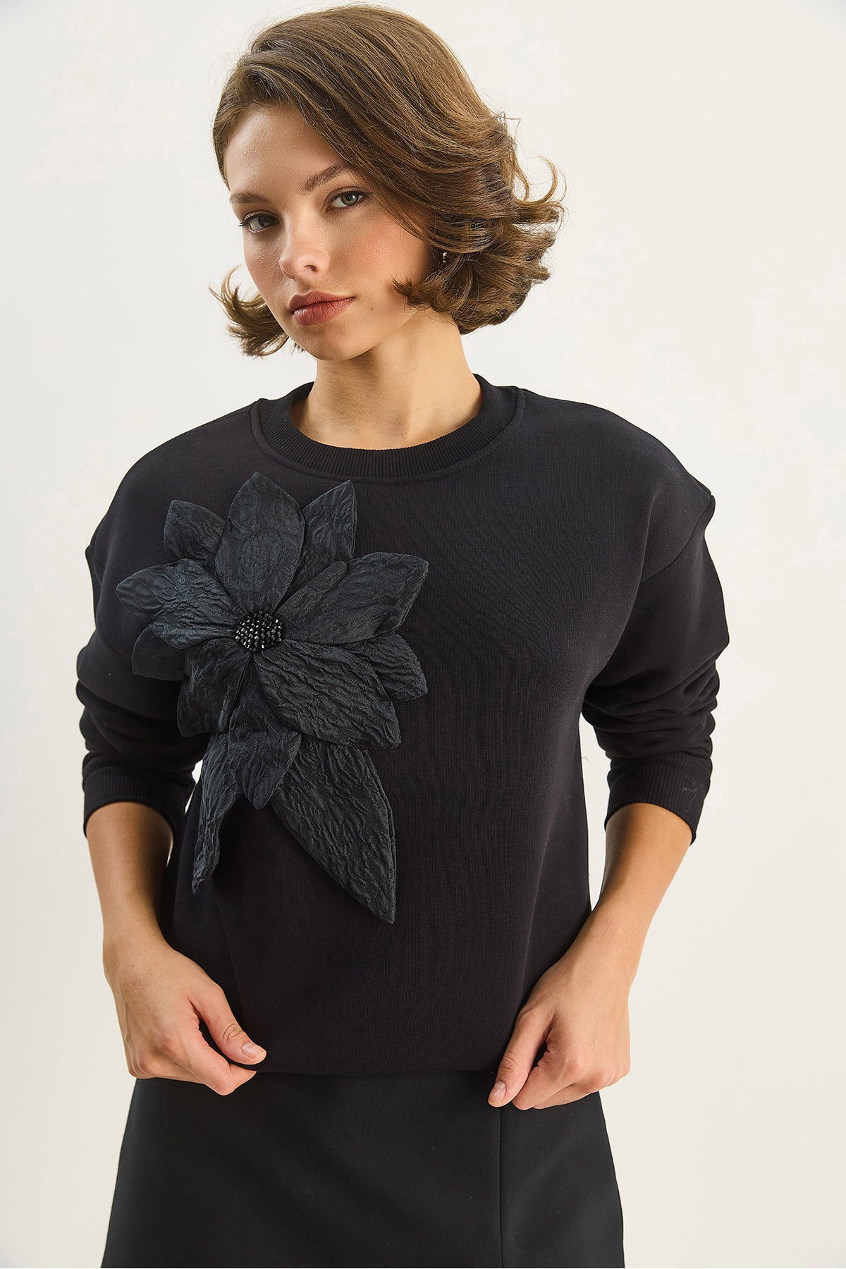Women's Crew Neck Floral Accessory Three Thread Ribbed Sweatshirt 60601043