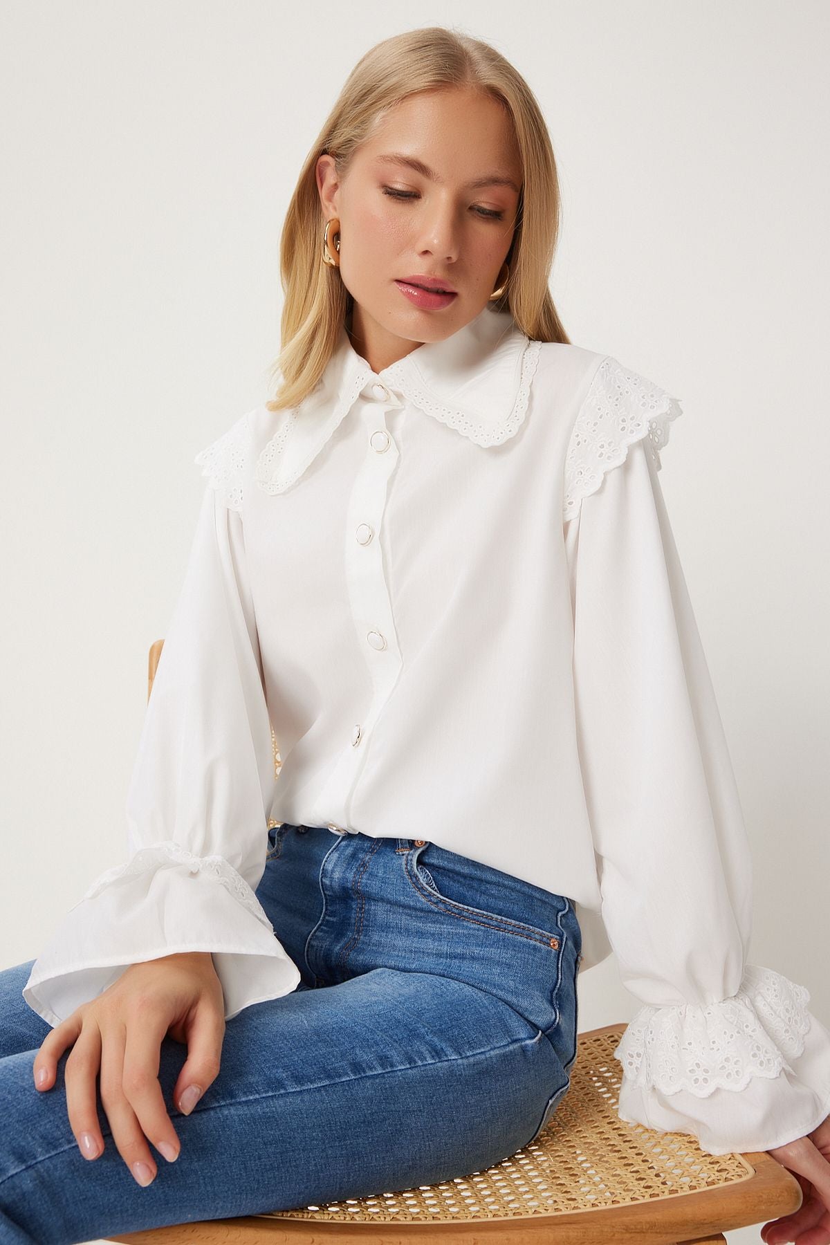 Woman White Fisto Embroidered Aprofit Background Poplin Shirt ES00172