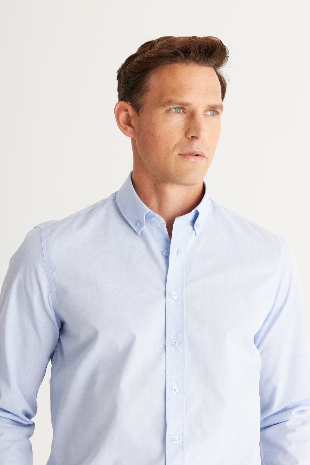 Men's light blue slim fit narrow cut buttoned shirt with collar pattern