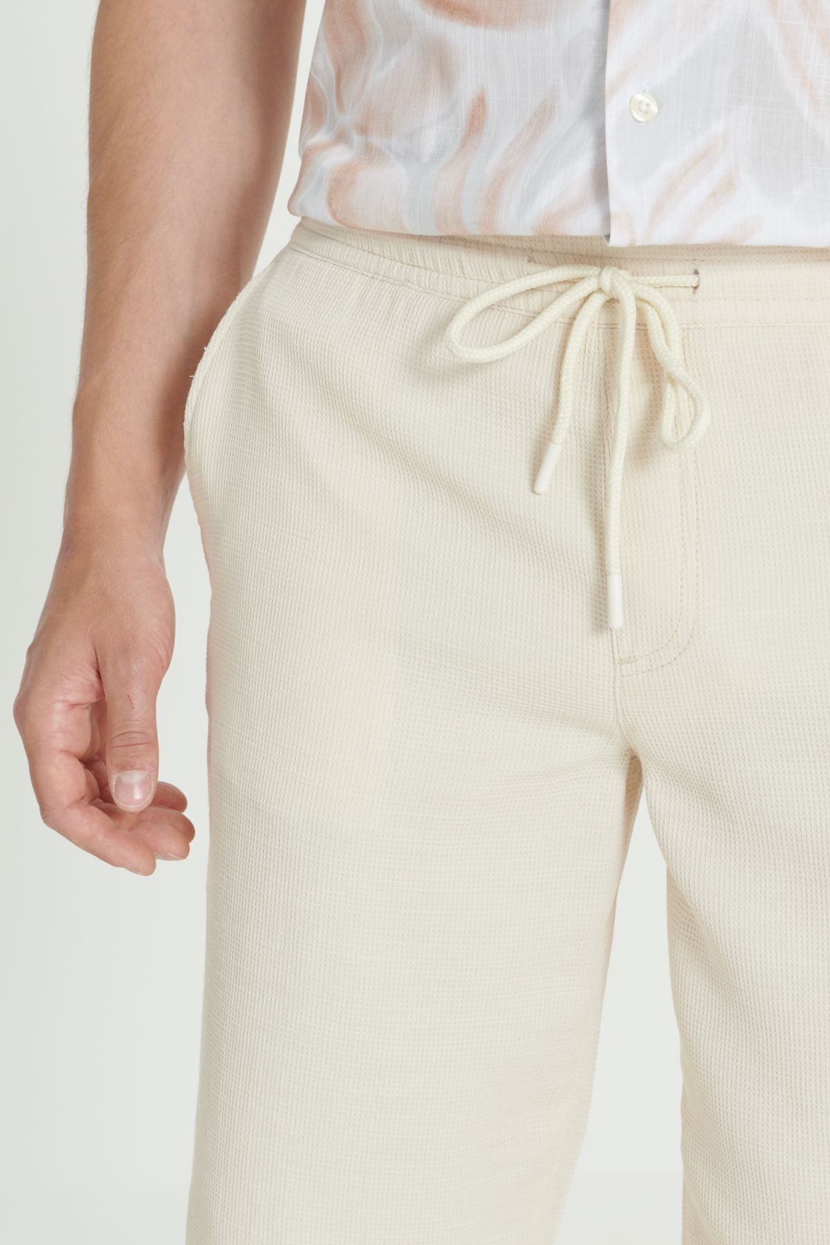 Men's Beige Comfort Fit comfortable cut honeycomb patterned side pocket cotton shorts