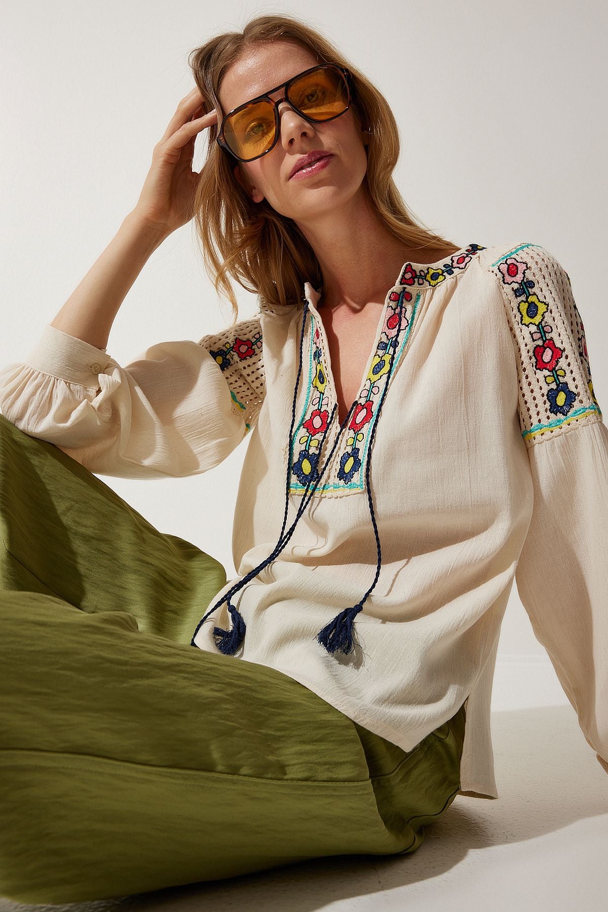 Women's Cream Flower embroidered linen blouse es00152