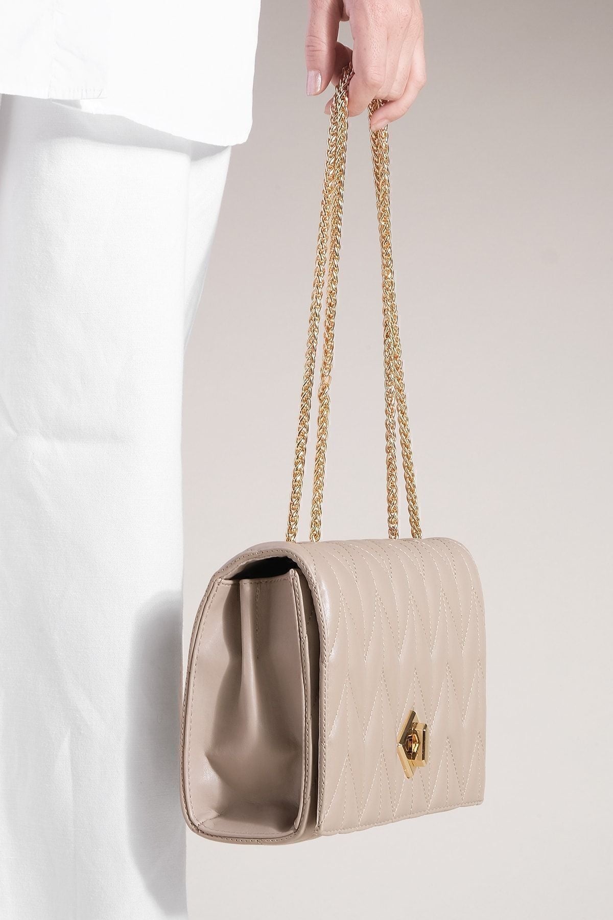 Woman gold -colored chain shoulder bag Delbin mink