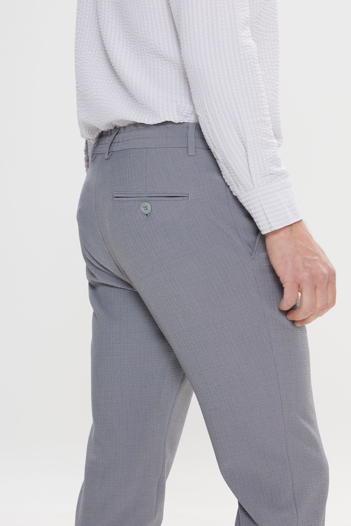 Men's gray slim fit narrow -cut waist tied side mobile wafer patterned pants