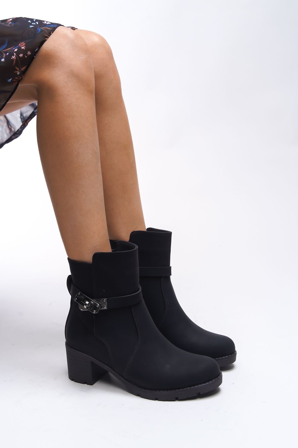 Iverolia lock detailed heeled boots 0012790 matte black
