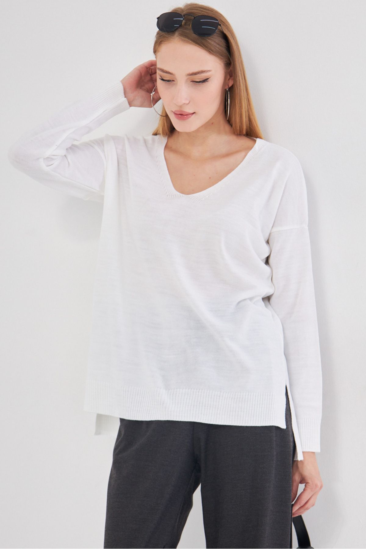 Woman White V-Neck front short back long knitwear sweater ARM-22Y012013