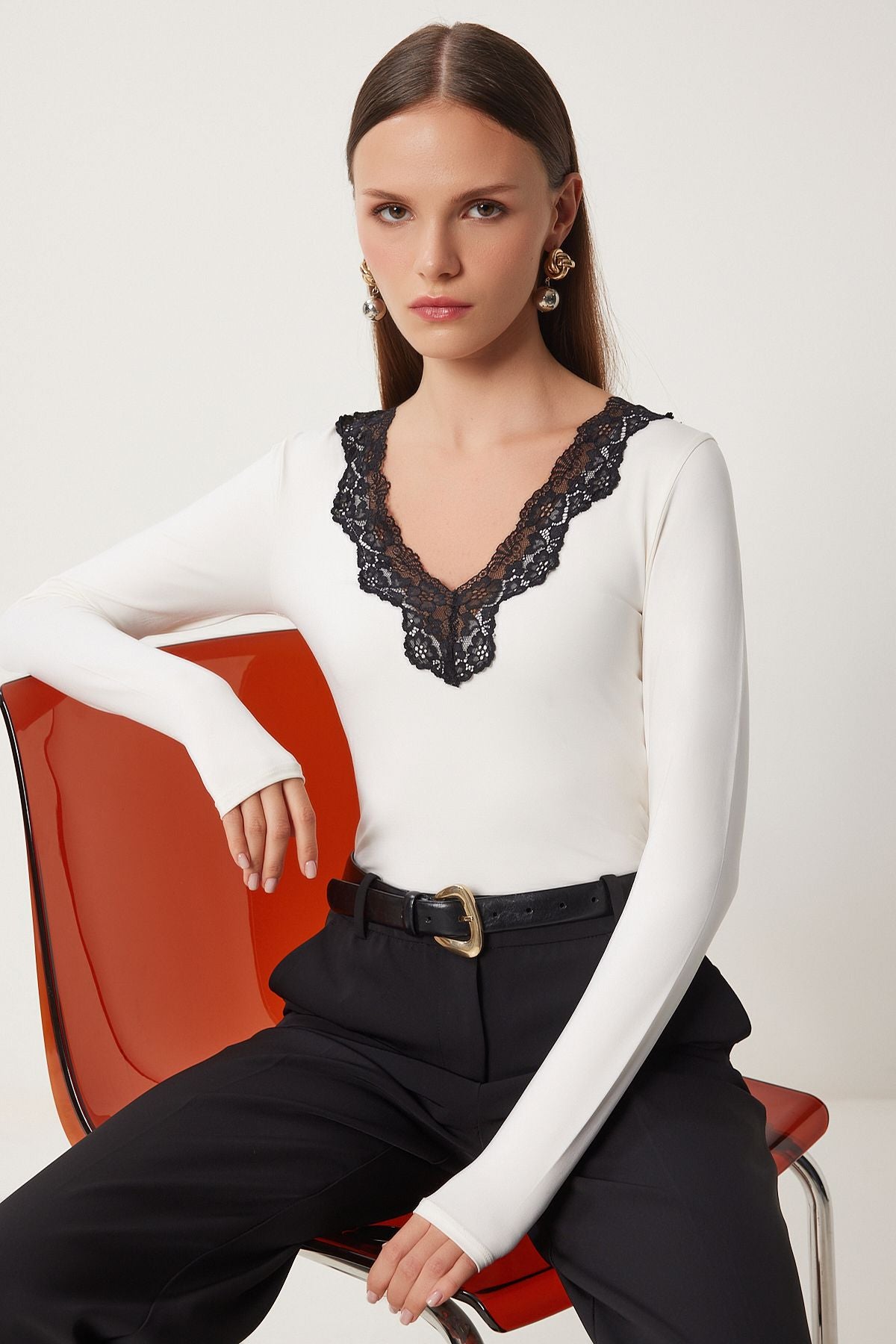 Kadın Ekru V Yaka Dantelli Örme Çıtçıtlı Body CV00037