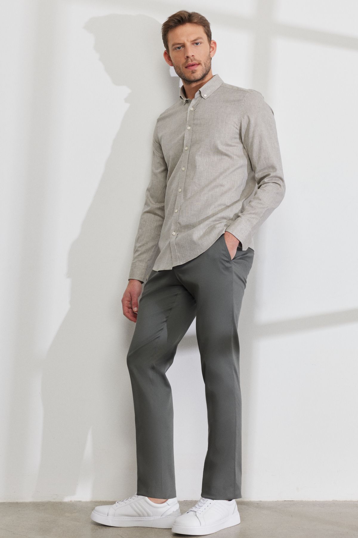 Men's dark gray slim fit narrow cutting side pocket cotton flexible waist tied pants