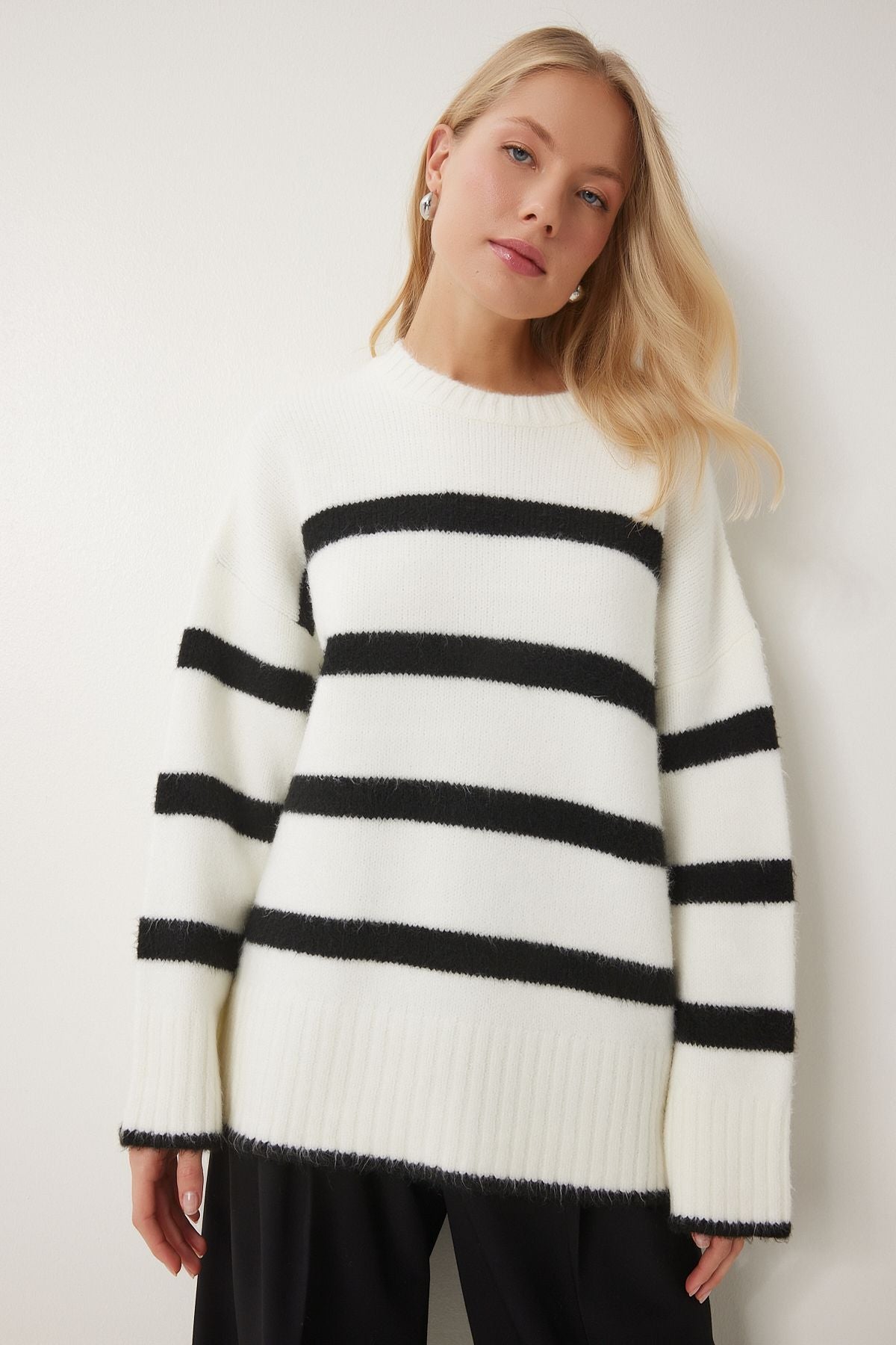 Woman Ecru Black Bicycle Neckline Triko Sweater PF00107